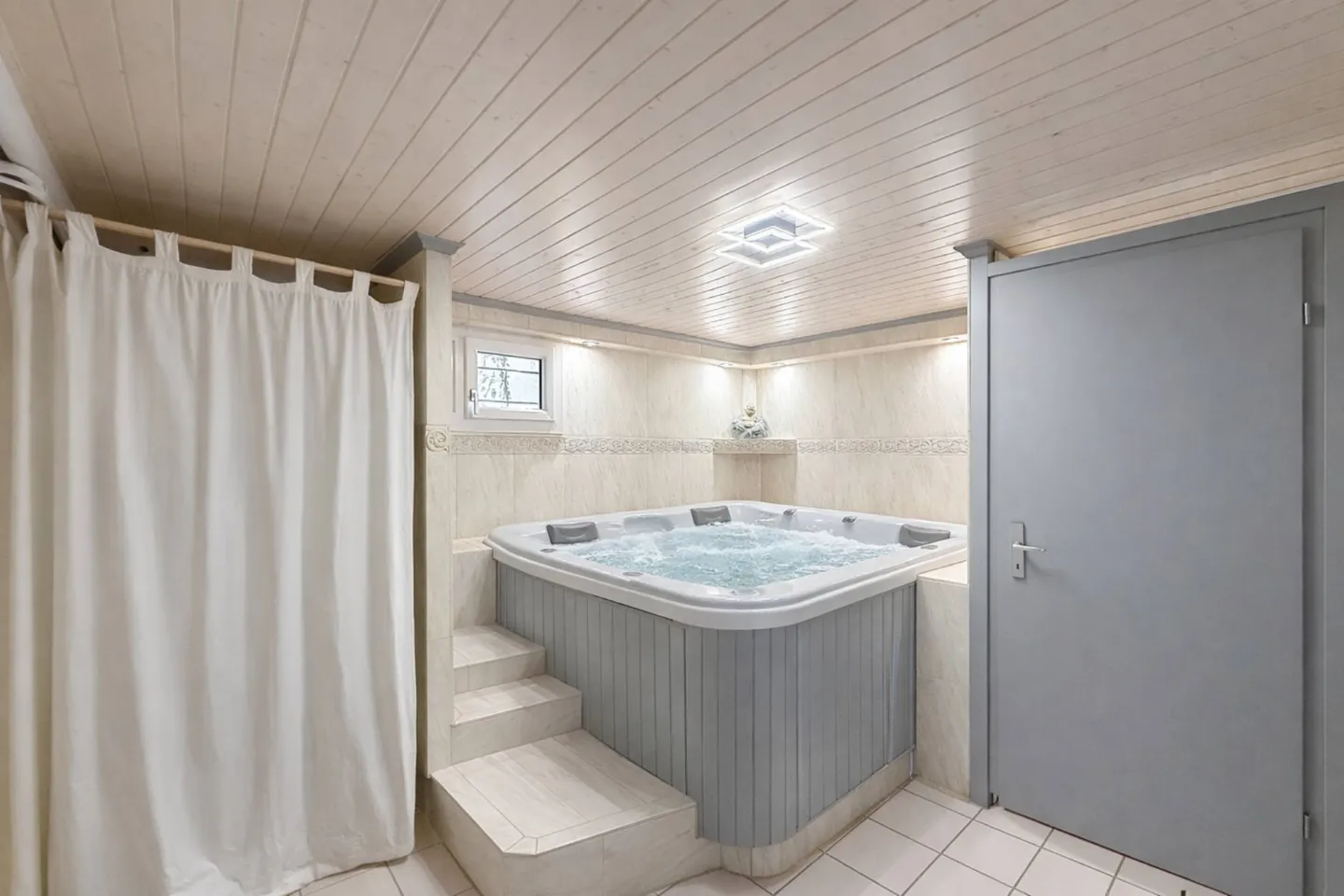 Élégante villa familiale avec piscine intérieure, sauna et hammam - Photo 7 sur 11