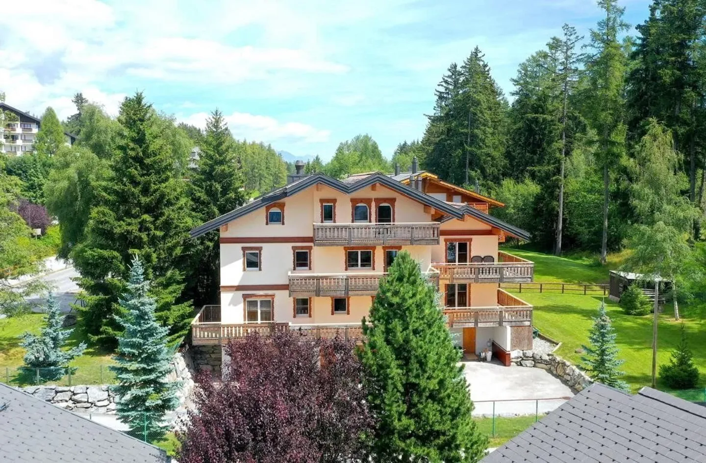 Residence with three apartments on the Crans-Montana golf course - Photo 1 of 13