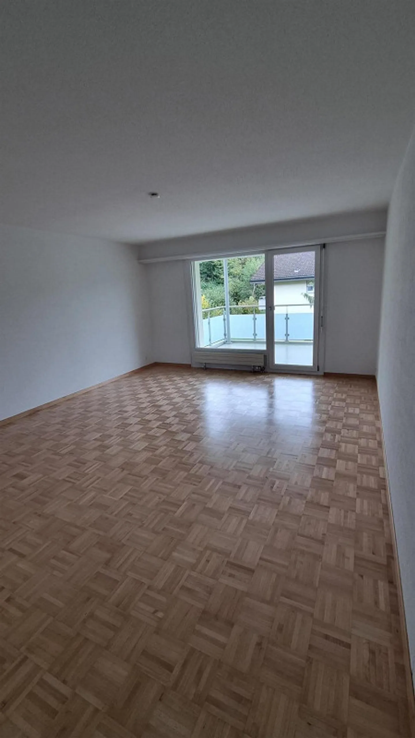 Appartamento moderno di 4,5 stanze in una posizione tranquilla - Foto 3 di 8