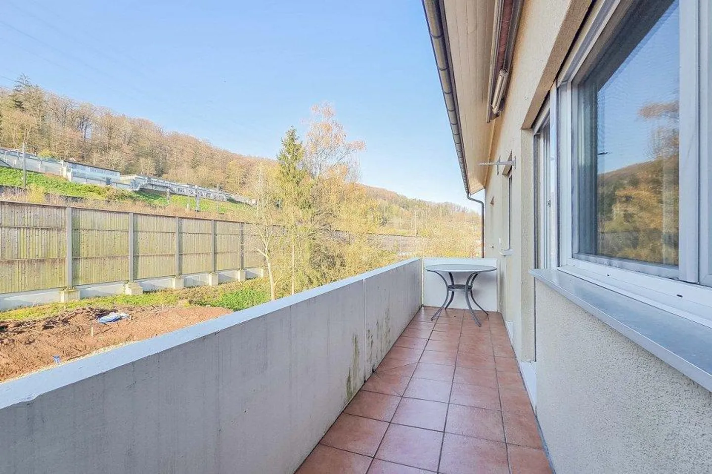 Logement abordable ou bien d'investissement - Appartement rénové et lumineux de 3,5 pièces - Photo 2 sur 12