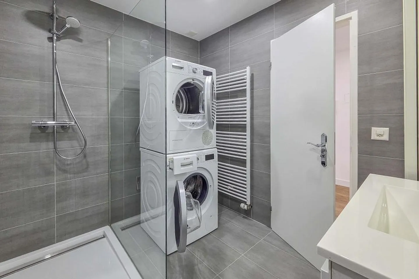 Logement abordable ou bien d'investissement - Appartement rénové et lumineux de 3,5 pièces - Photo 8 sur 12