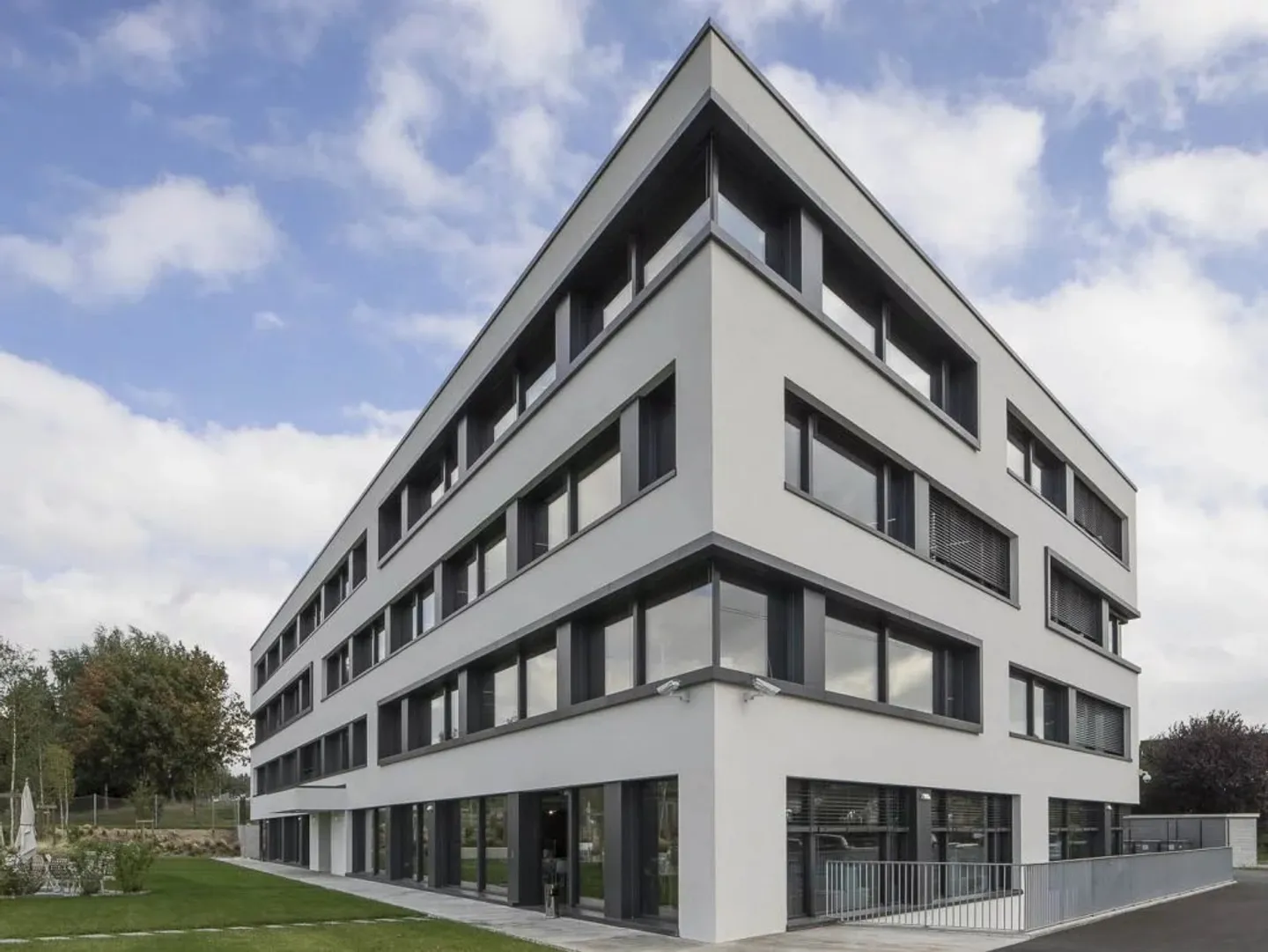 "Espaces de Bureaux Modernes à Aubonne : Confort et Fonctionnalité" - Photo 5 sur 5