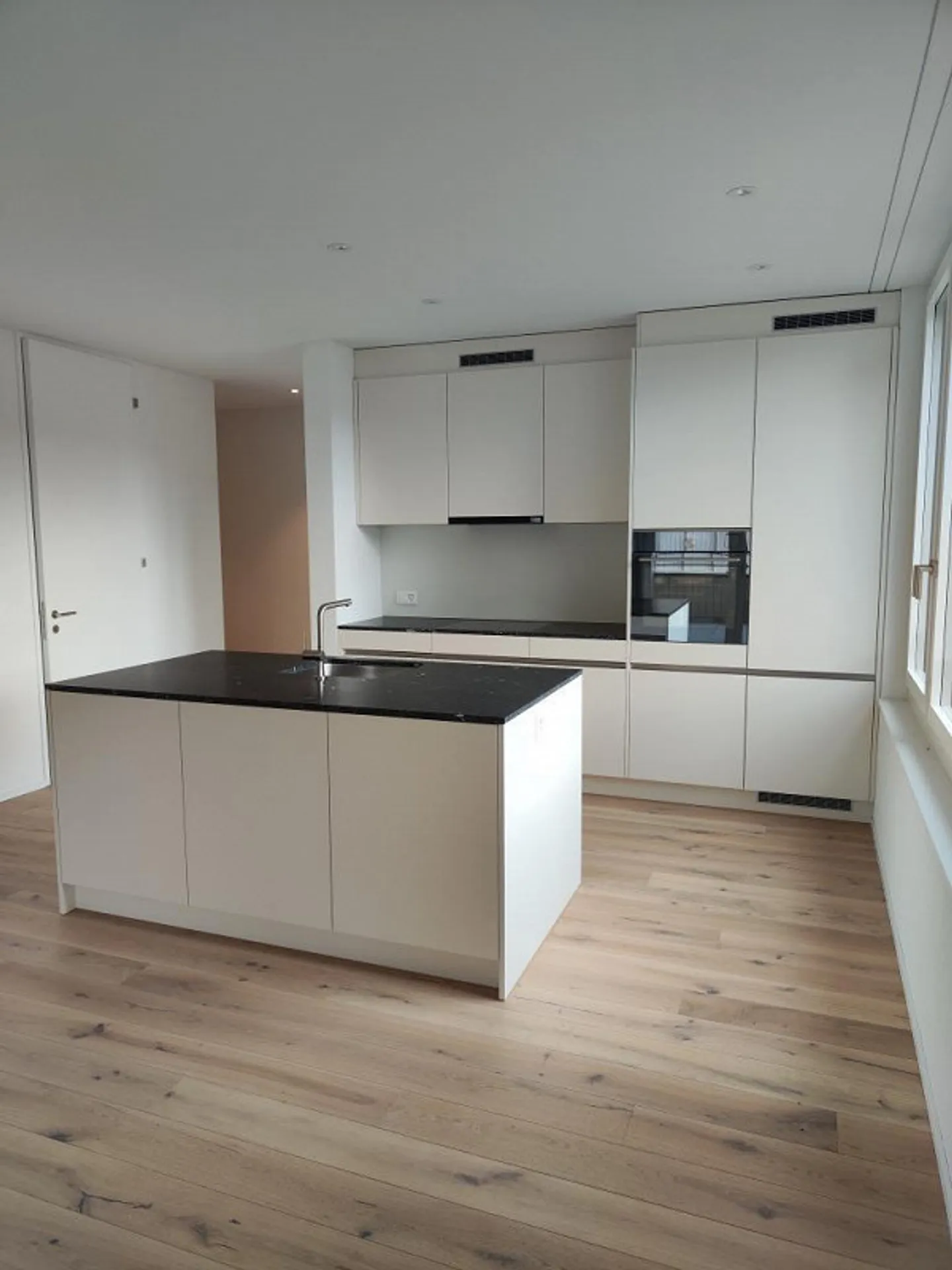 PREMIÈRE OCCUPATION - appartement central de 4,5 pièces au standard de propriété ! - Photo 2 sur 12