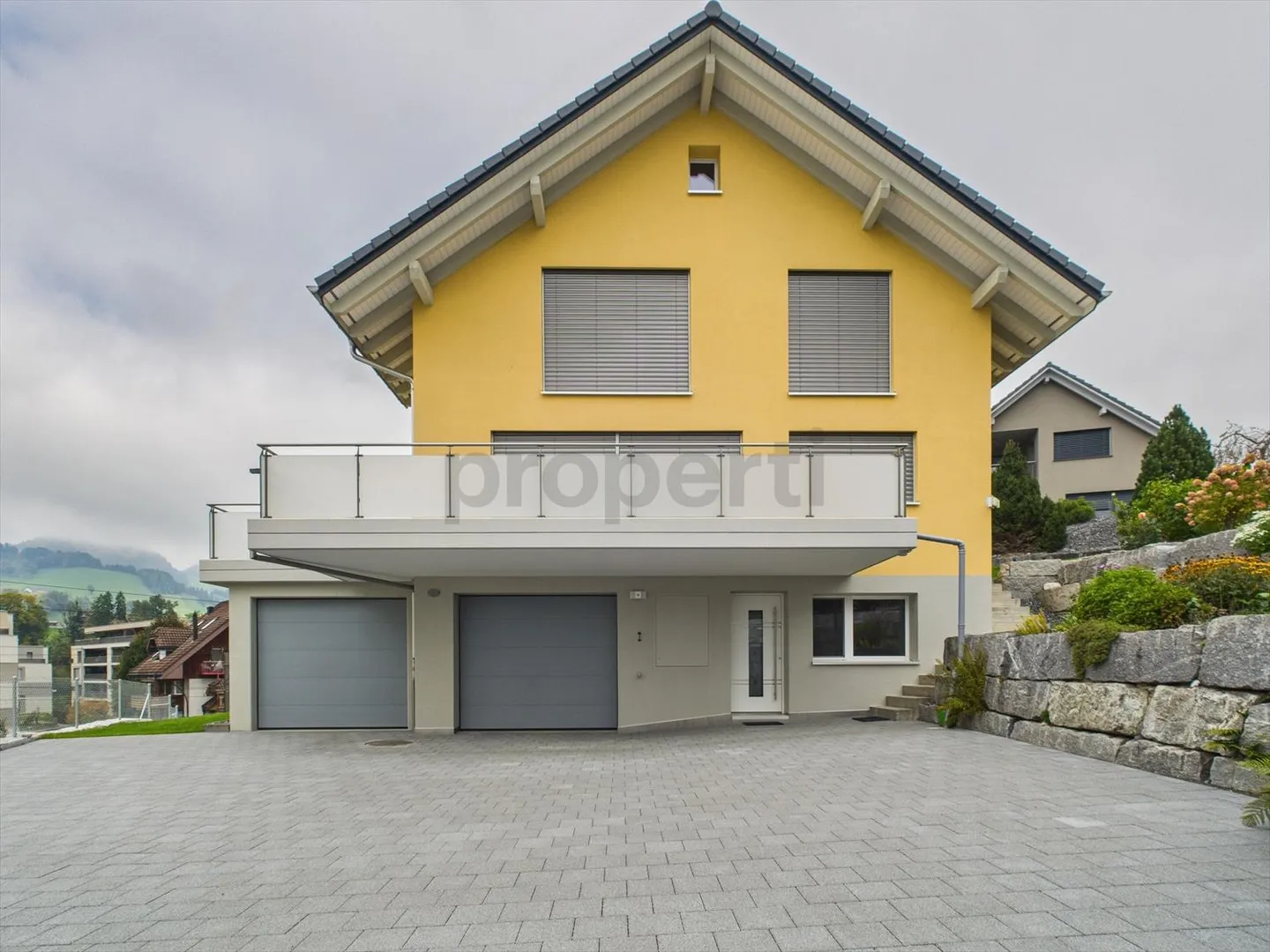 Benvenuti in questa moderna e ben tenuta casa unifamiliare di 6,5 stanze - costruita nel 2015, in una posizione tranquilla a Schüpfheim (LU) - Foto 1 di 13