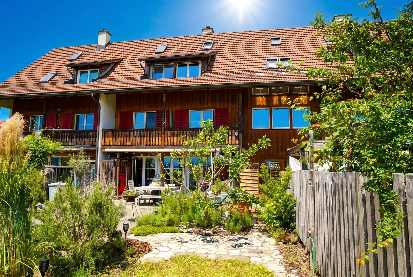 Maison familiale de 7½ pièces avec beaucoup d'espace sur quatre niveaux - Photo 2 sur 13