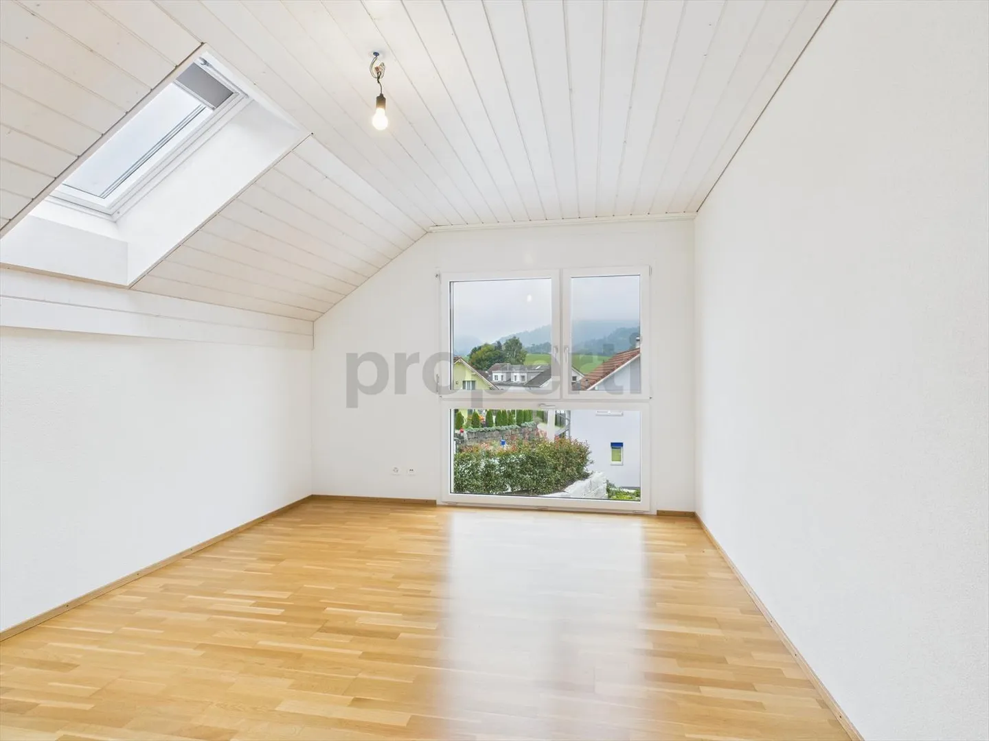 Benvenuti in questa moderna e ben tenuta casa unifamiliare di 6,5 stanze - costruita nel 2015, in una posizione tranquilla a Schüpfheim (LU) - Foto 8 di 13