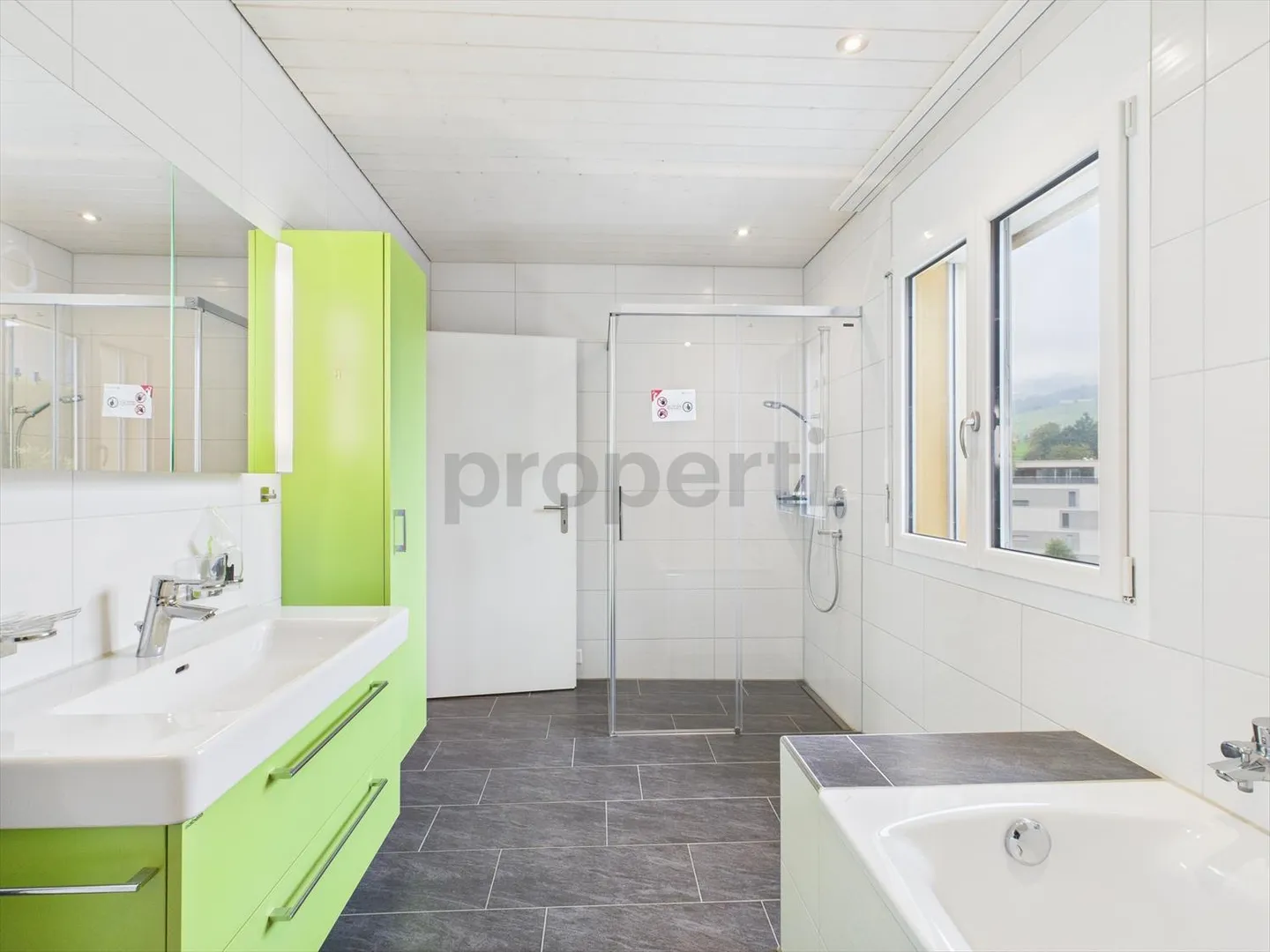Benvenuti in questa moderna e ben tenuta casa unifamiliare di 6,5 stanze - costruita nel 2015, in una posizione tranquilla a Schüpfheim (LU) - Foto 10 di 13
