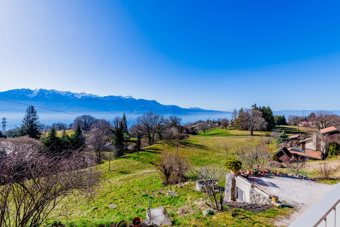 Casa ristrutturata unica con vista panoramica sul lago e sulle Alpi - Foto 1 di 10