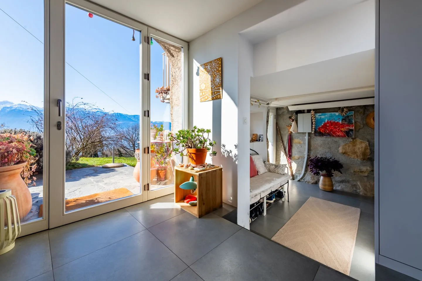 Casa ristrutturata unica con vista panoramica sul lago e sulle Alpi - Foto 3 di 10