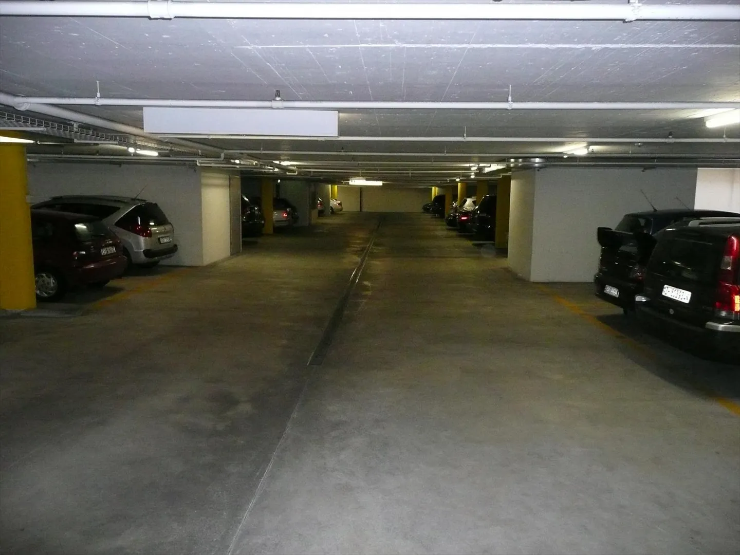 Places de stationnement dans un garage souterrain fermé - Photo 1 sur 3