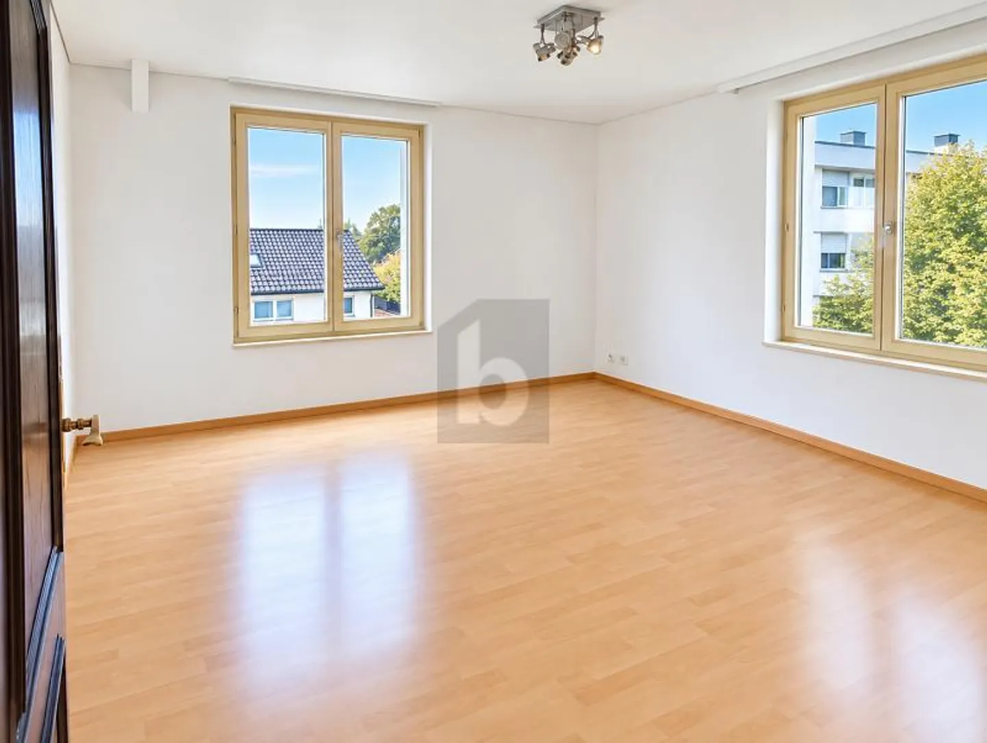APPARTEMENT LUMINEUX AVEC CHEMINÉE EN EMPLACEMENT CENTRAL - Photo 3 sur 6