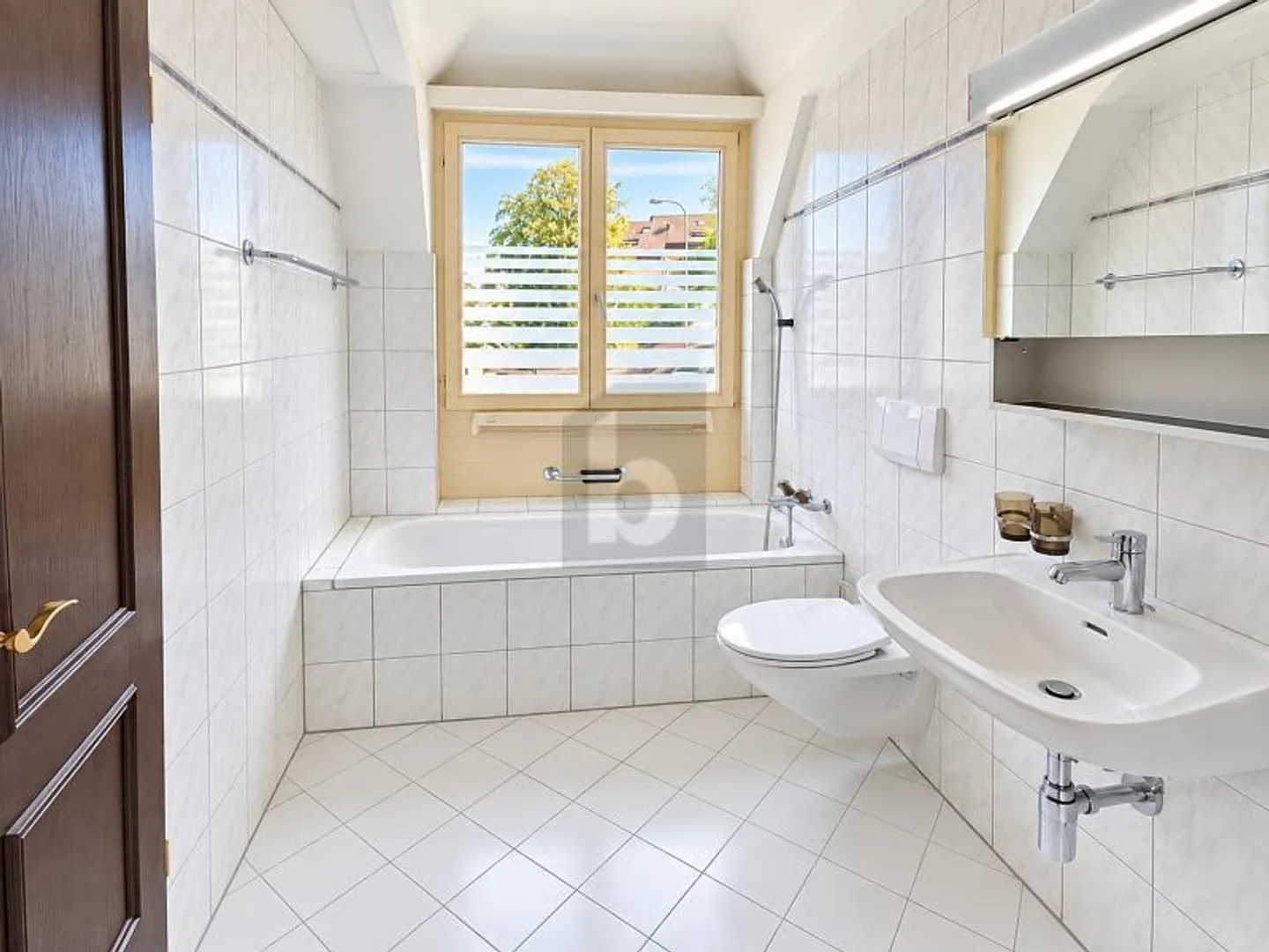 APPARTEMENT LUMINEUX AVEC CHEMINÉE EN EMPLACEMENT CENTRAL - Photo 4 sur 6
