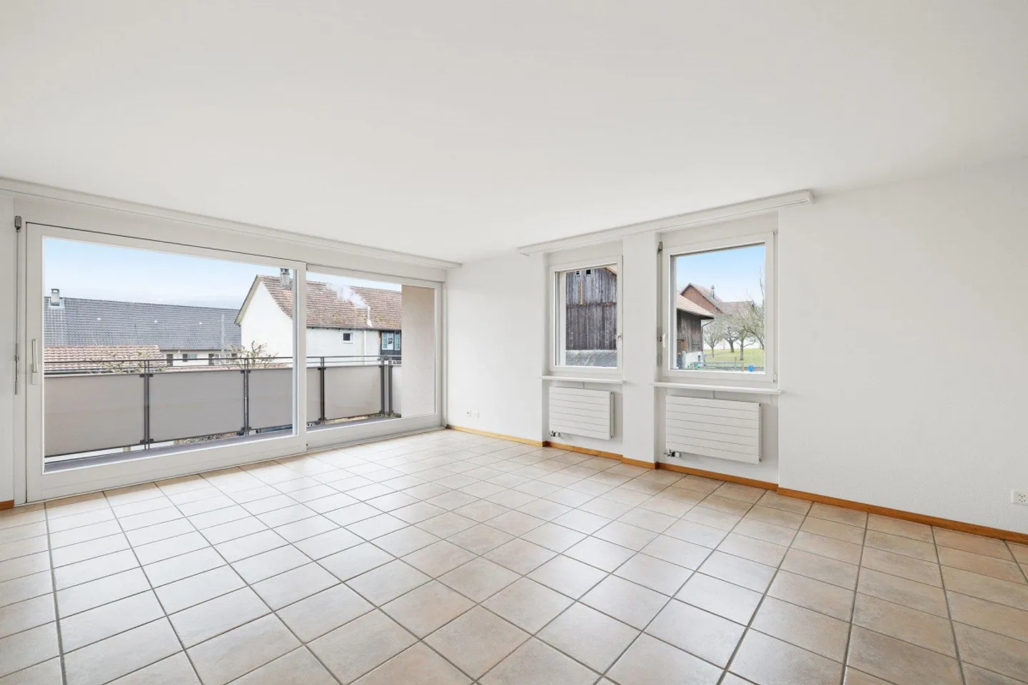 Appartamento Tranquillo con Grande Balcone - Foto 3 di 8