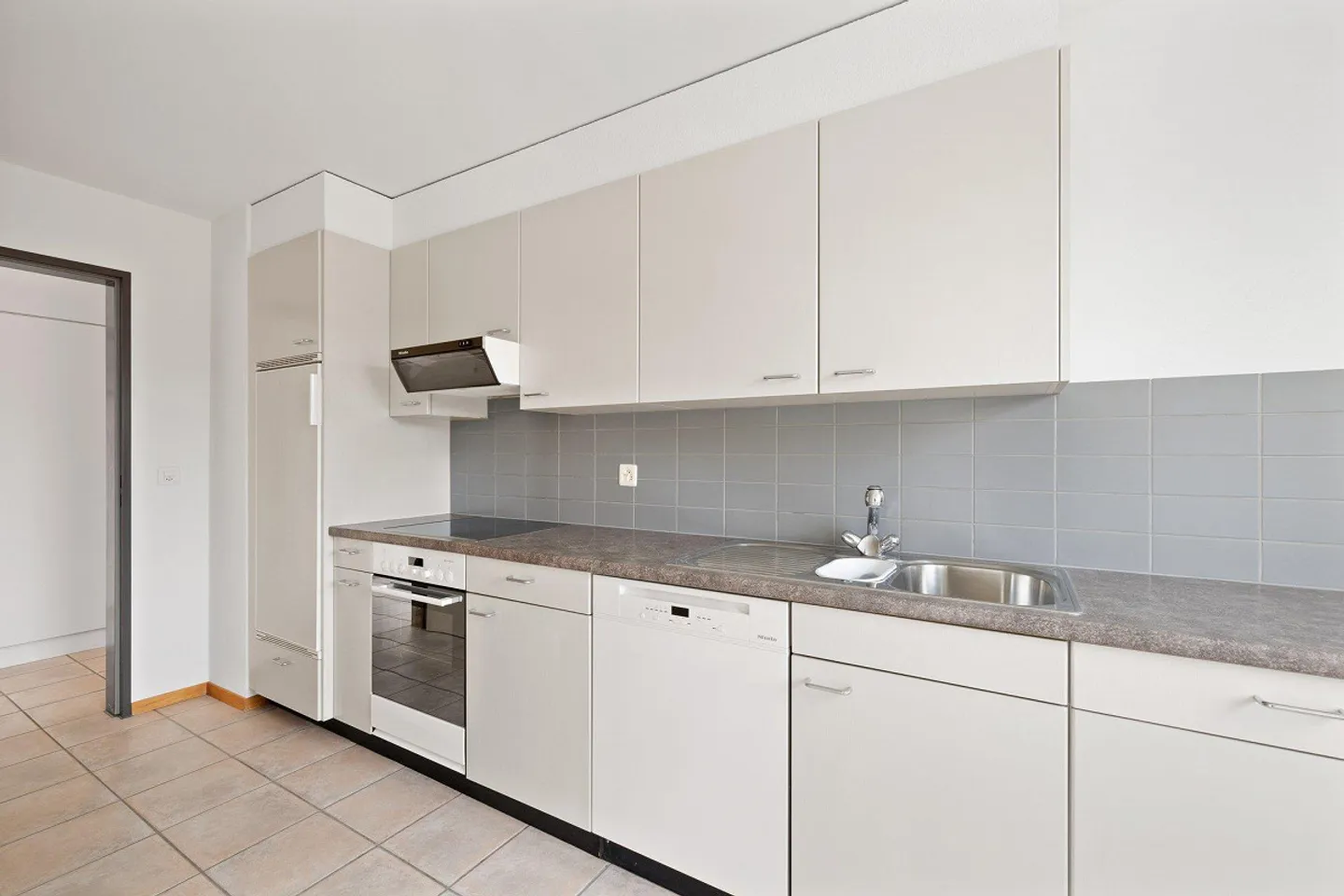 Appartamento Tranquillo con Grande Balcone - Foto 4 di 8