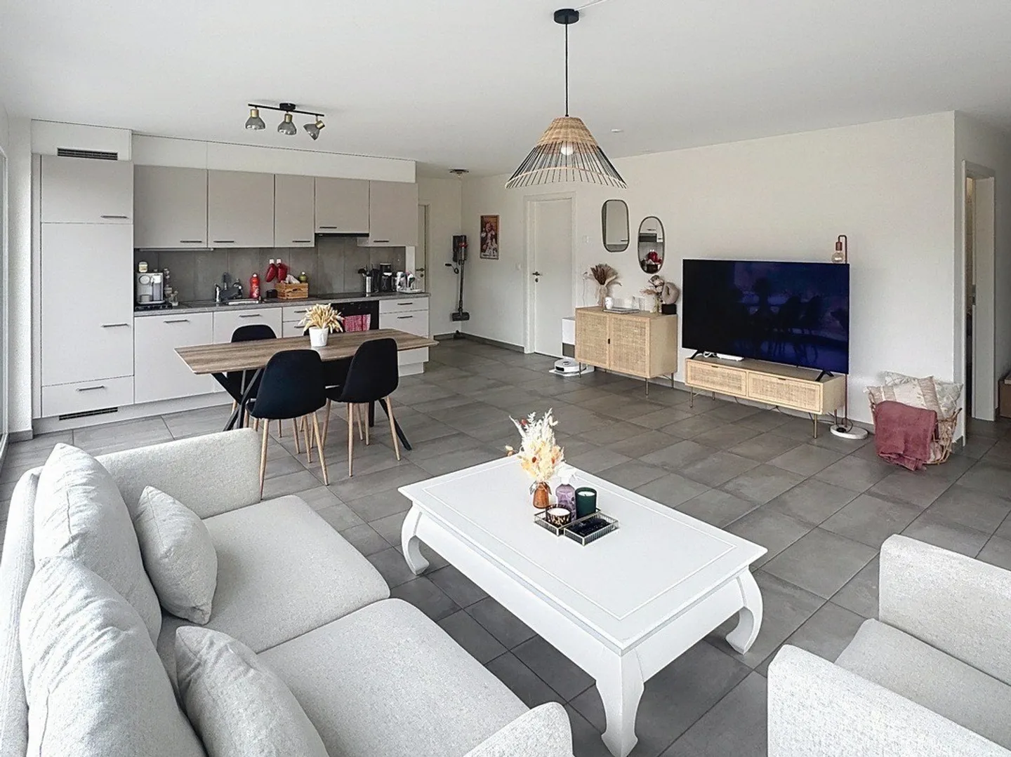 Salins, charmantes 3.5-Zimmer-Wohnung von 98m2 mit Terrasse und privatem Rasen von 64m2 - Foto 4 von 17