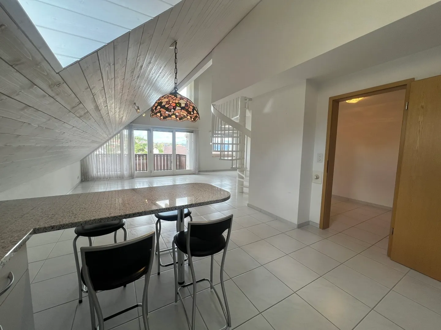 Maisonette de 3,5 pièces avec un balcon de rêve et une salle de loisirs - Photo 3 sur 17