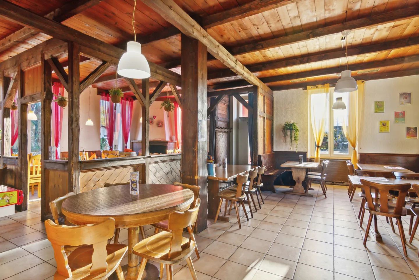 Magnifique bâtiment avec 2 appartements et un restaurant - Photo 4 sur 8