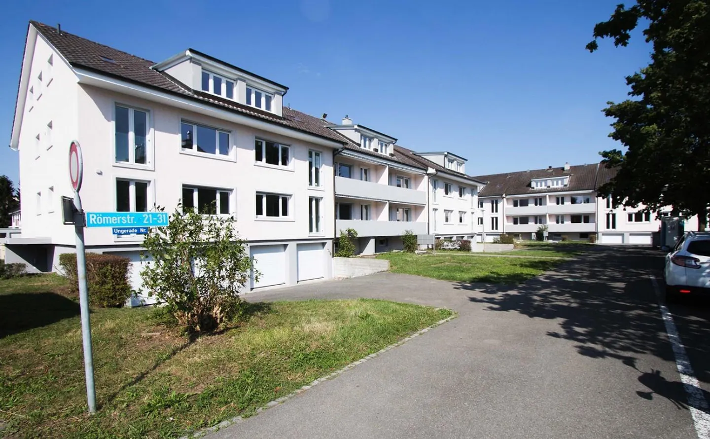 Appartement 2 pièces avec balcon et cuisine moderne, situé au centre de Reinach - Photo 1 sur 10