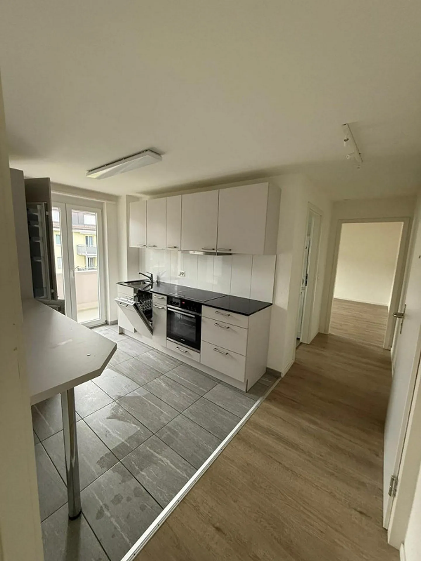 Appartement 2 pièces avec balcon et cuisine moderne, situé au centre de Reinach - Photo 2 sur 10