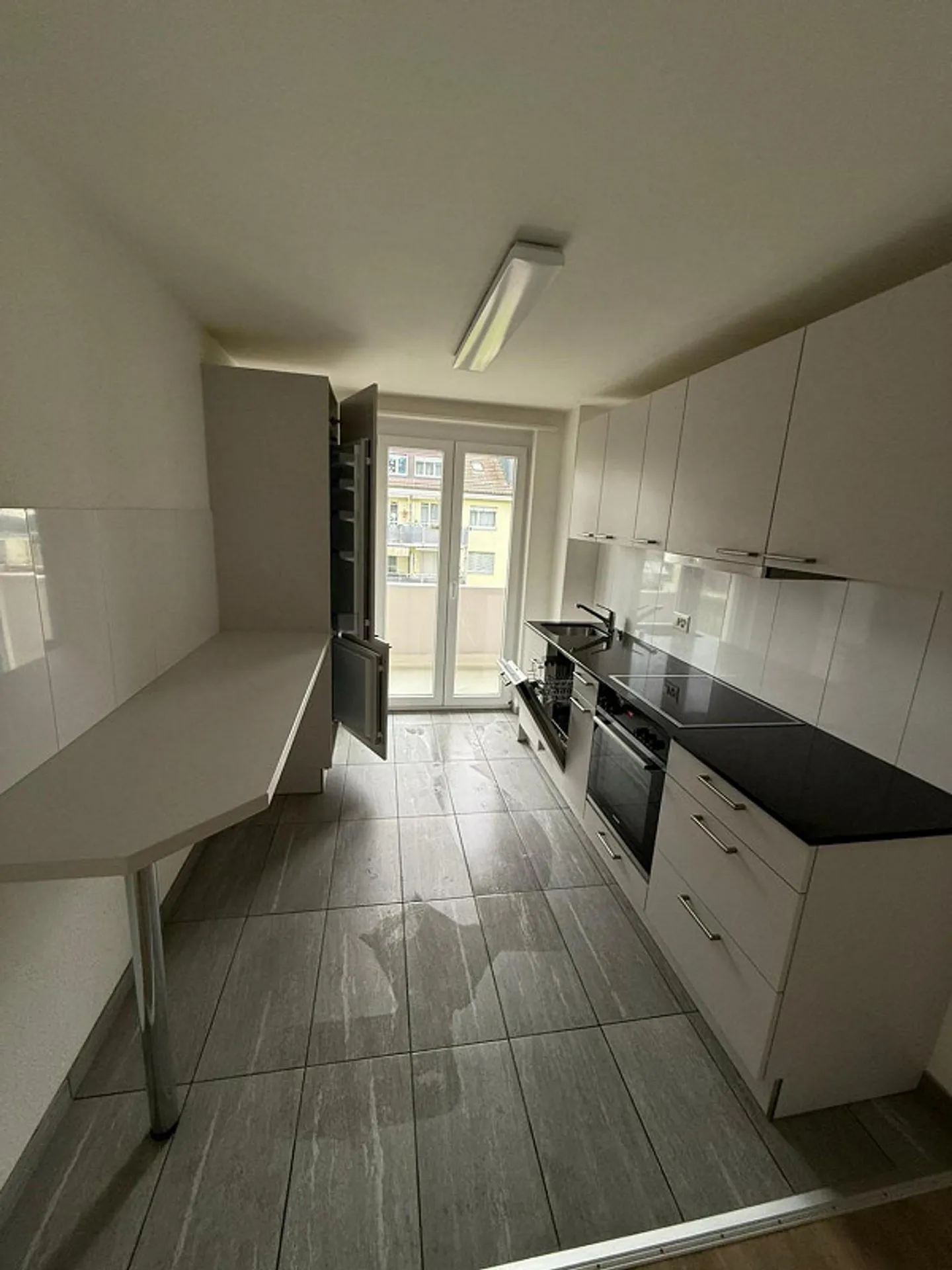 Appartement 2 pièces avec balcon et cuisine moderne, situé au centre de Reinach - Photo 3 sur 10