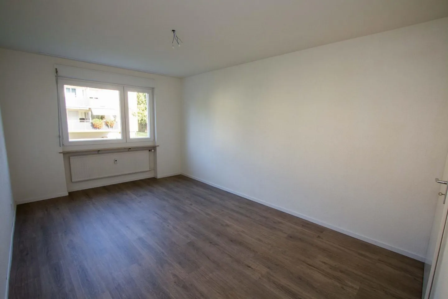 Appartement 2 pièces avec balcon et cuisine moderne, situé au centre de Reinach - Photo 4 sur 10