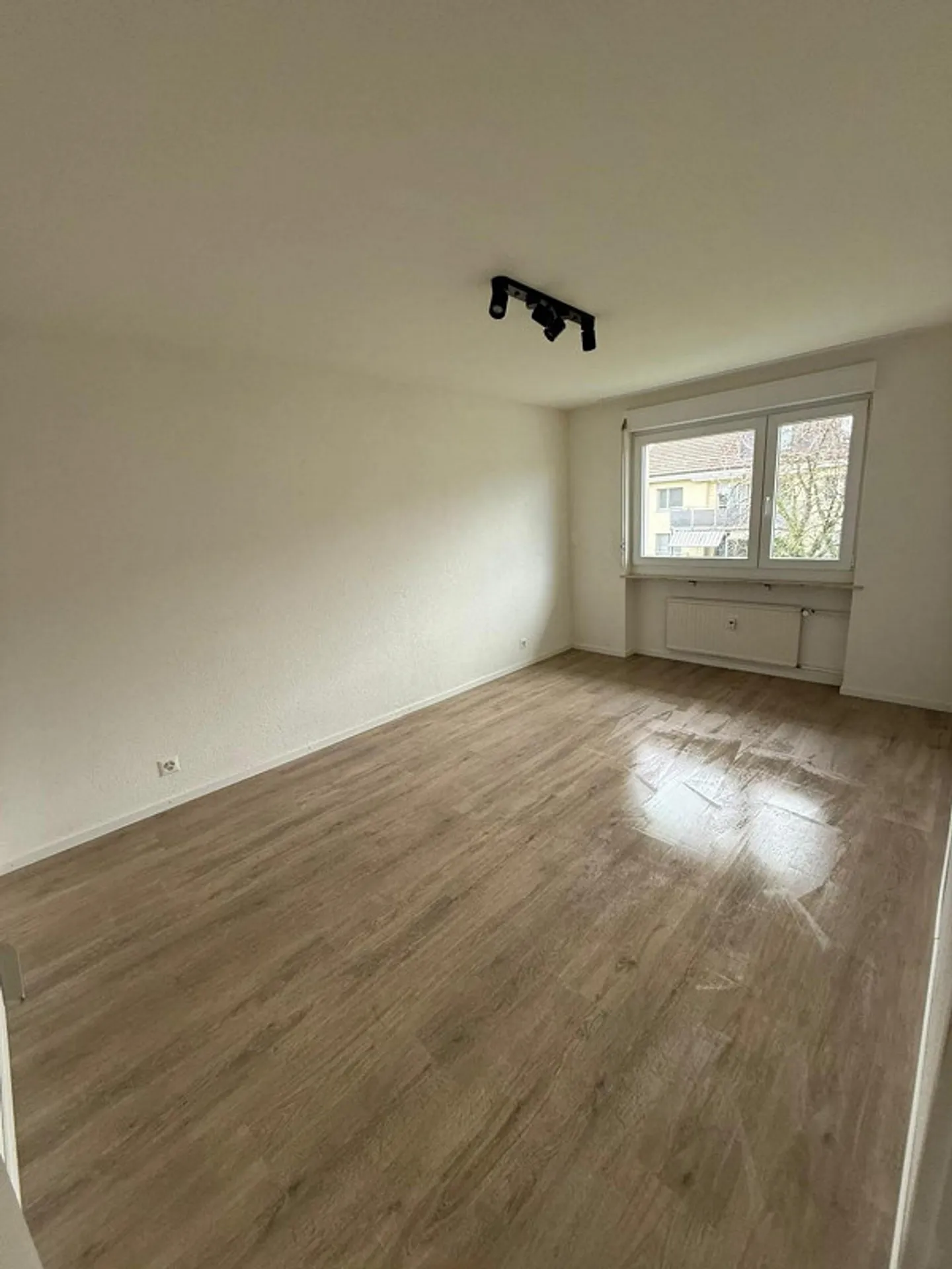 Appartement 2 pièces avec balcon et cuisine moderne, situé au centre de Reinach - Photo 5 sur 10