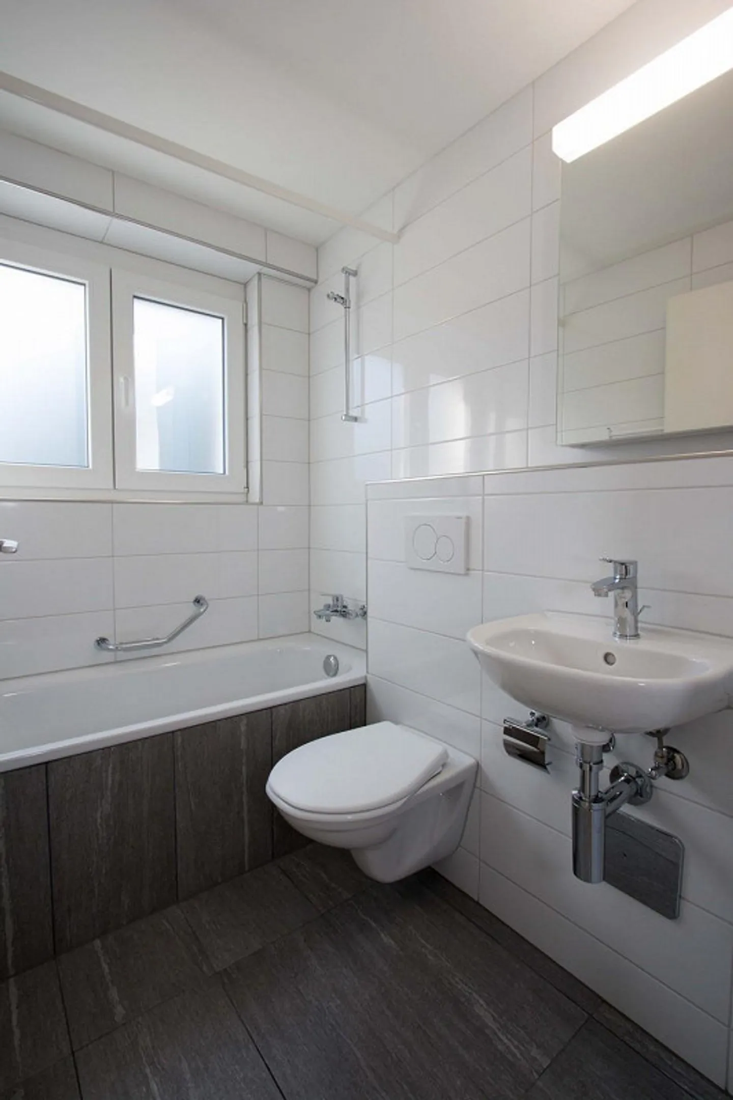 Appartement 2 pièces avec balcon et cuisine moderne, situé au centre de Reinach - Photo 6 sur 10