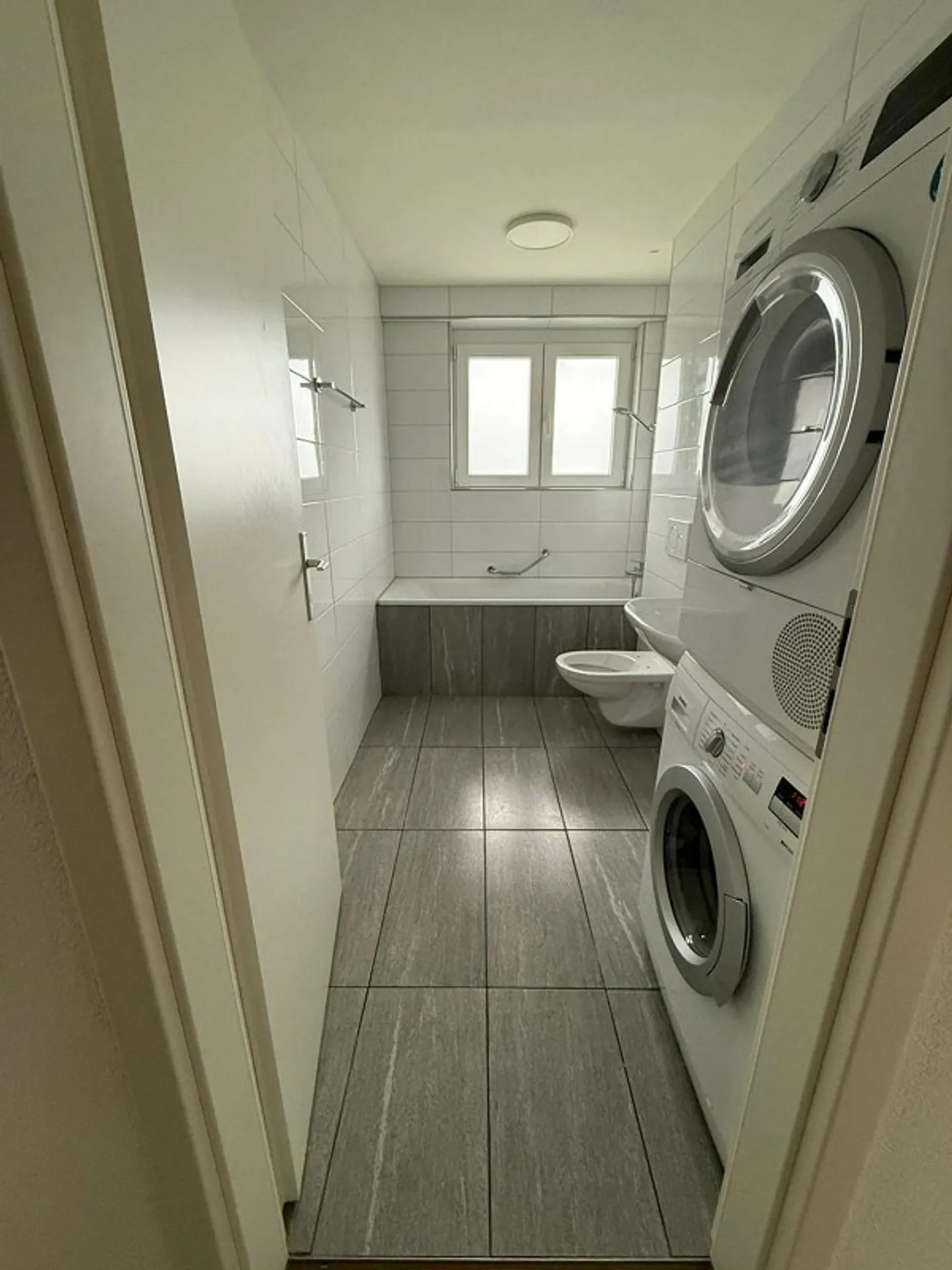 Appartement 2 pièces avec balcon et cuisine moderne, situé au centre de Reinach - Photo 7 sur 10