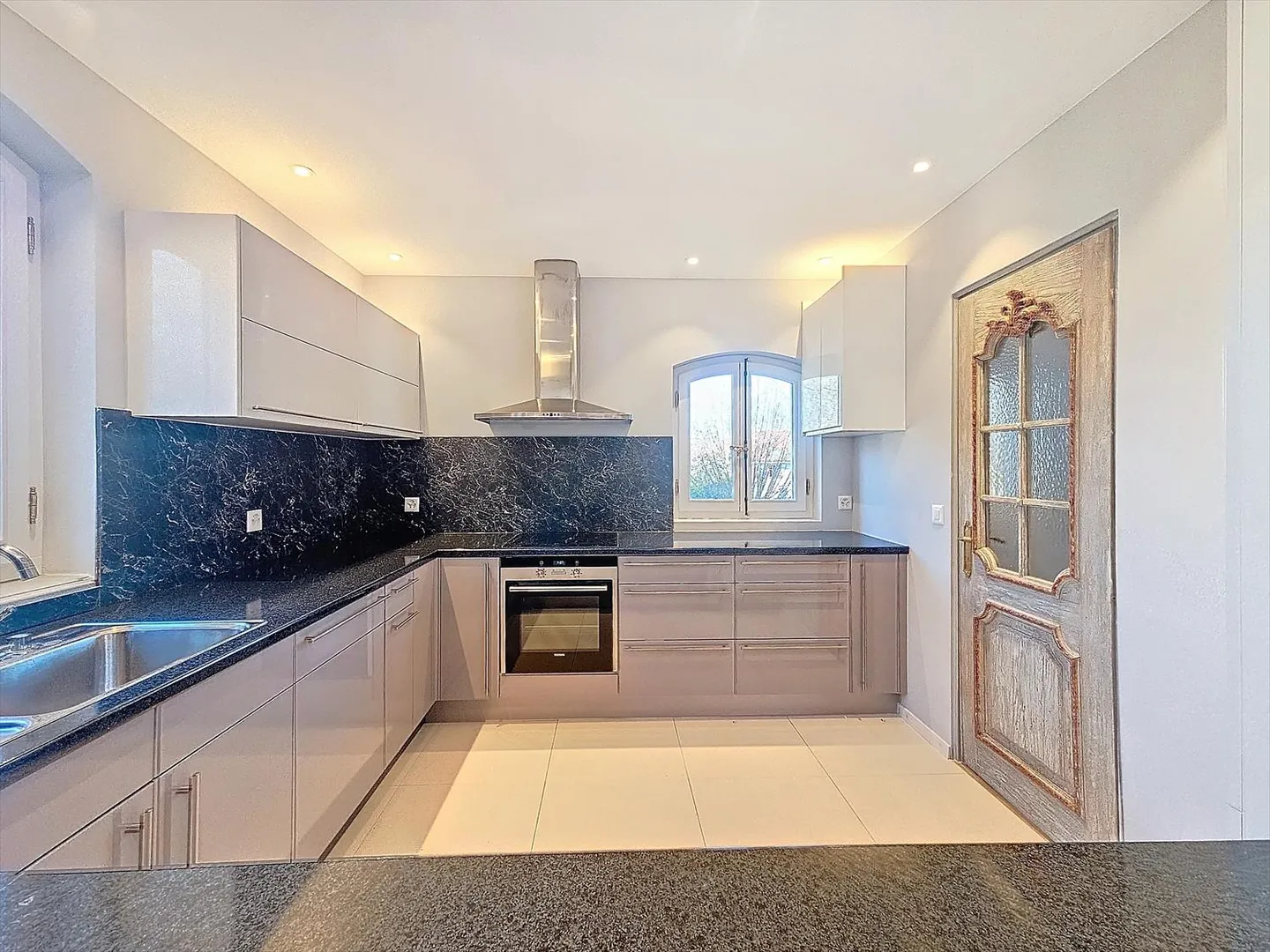 Villa - Photo 3 of 13