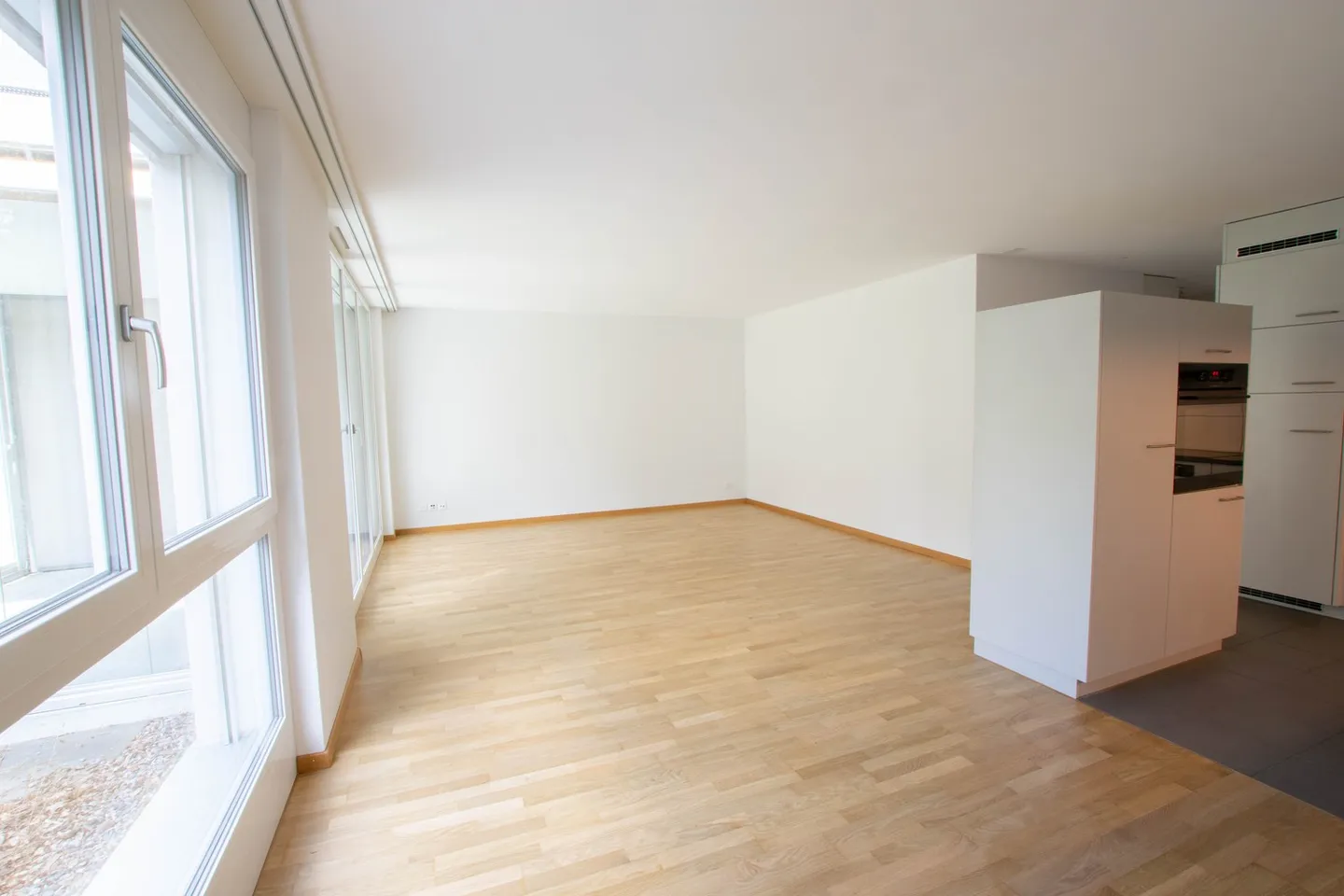 Modern 2.5-Room Apartment - Photo 2 of 7
