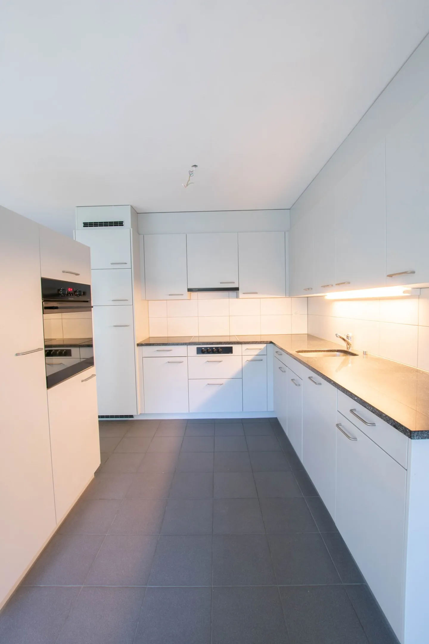Modern 2.5-Room Apartment - Photo 3 of 7