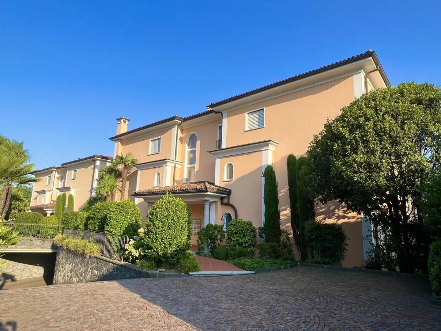 Elegant 2.5-room apartment with private garden in exclusive location - Photo 1 of 11