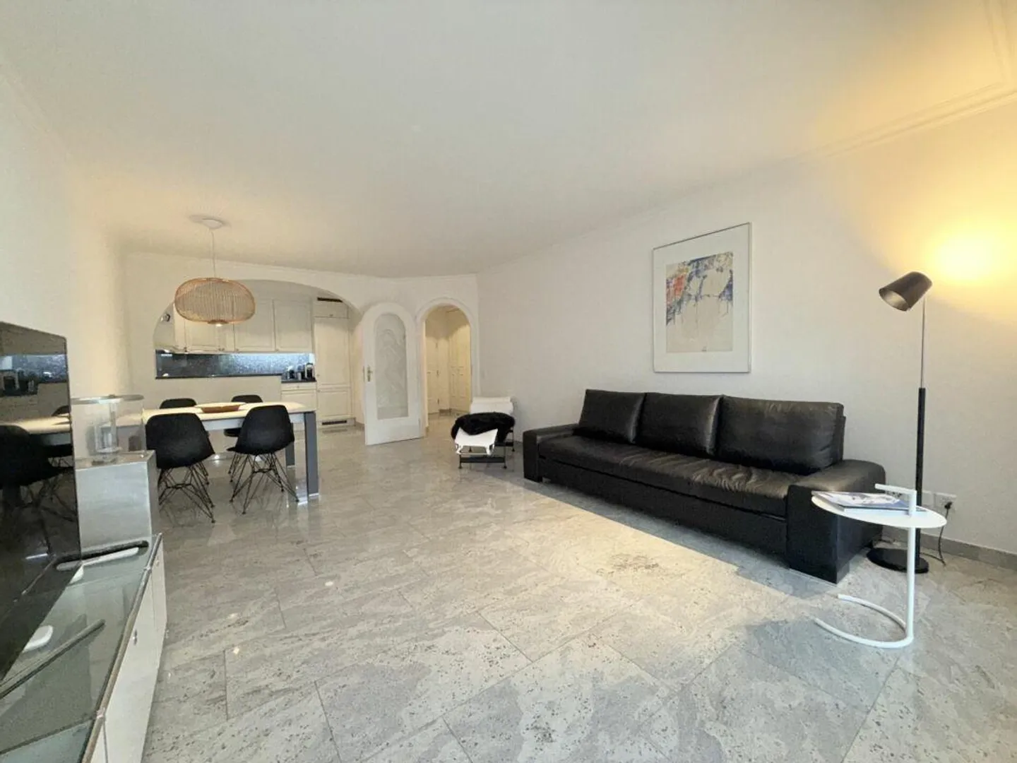 Elegant 2.5-room apartment with private garden in exclusive location - Photo 2 of 11