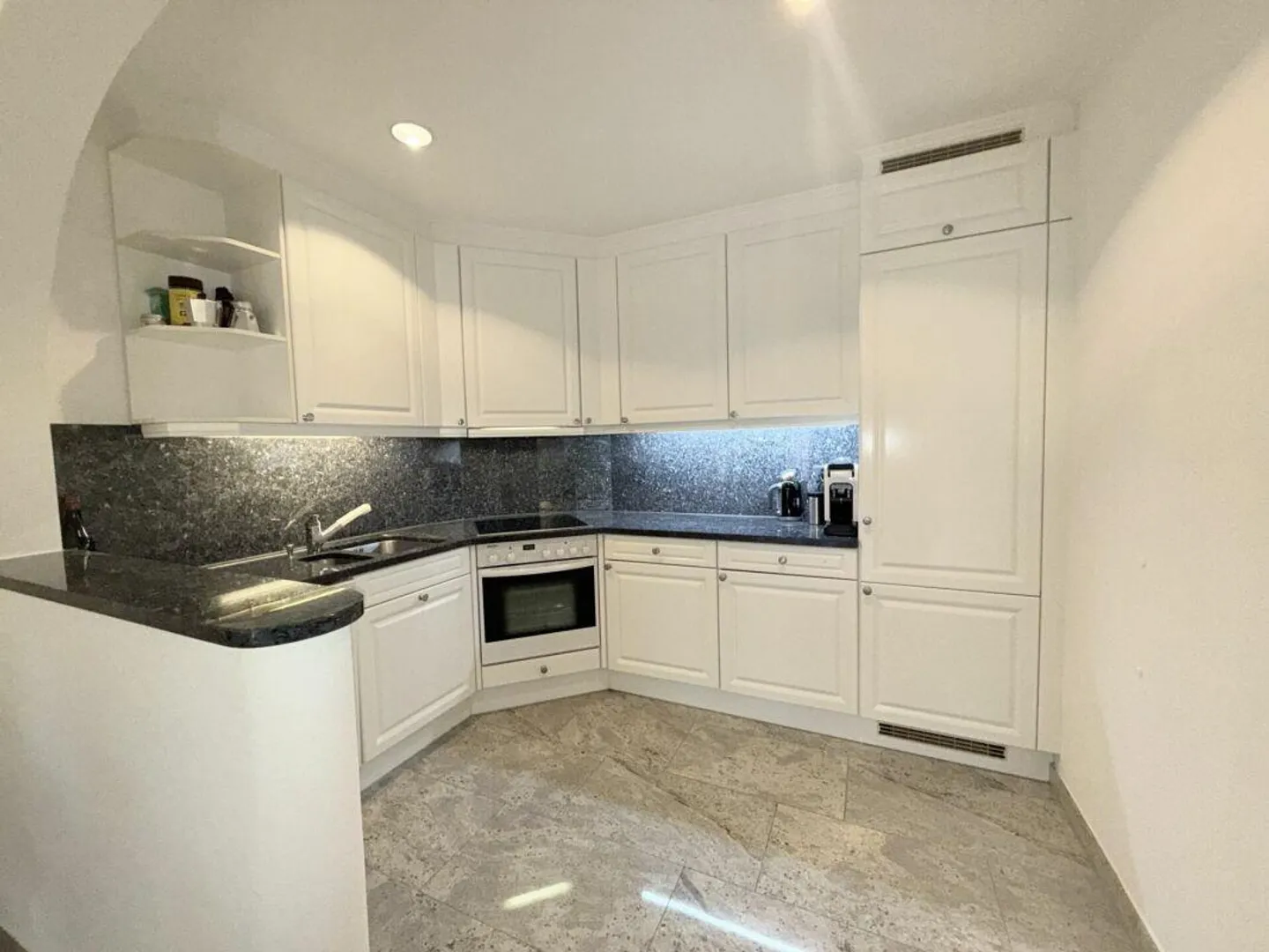 Elegant 2.5-room apartment with private garden in exclusive location - Photo 3 of 11