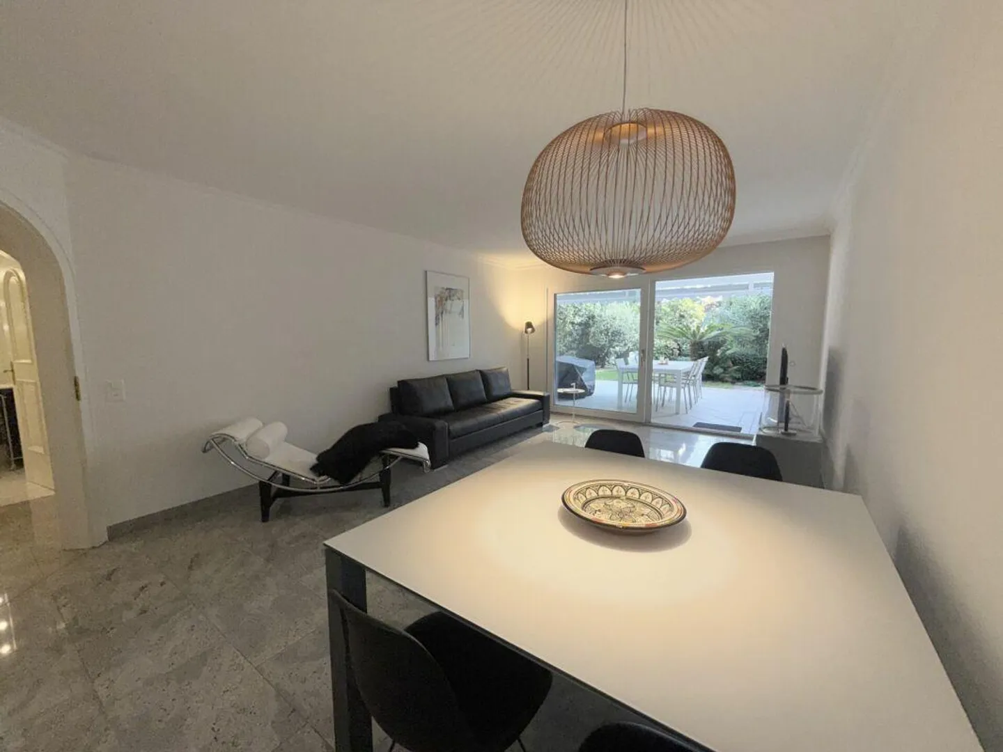 Elegant 2.5-room apartment with private garden in exclusive location - Photo 4 of 11