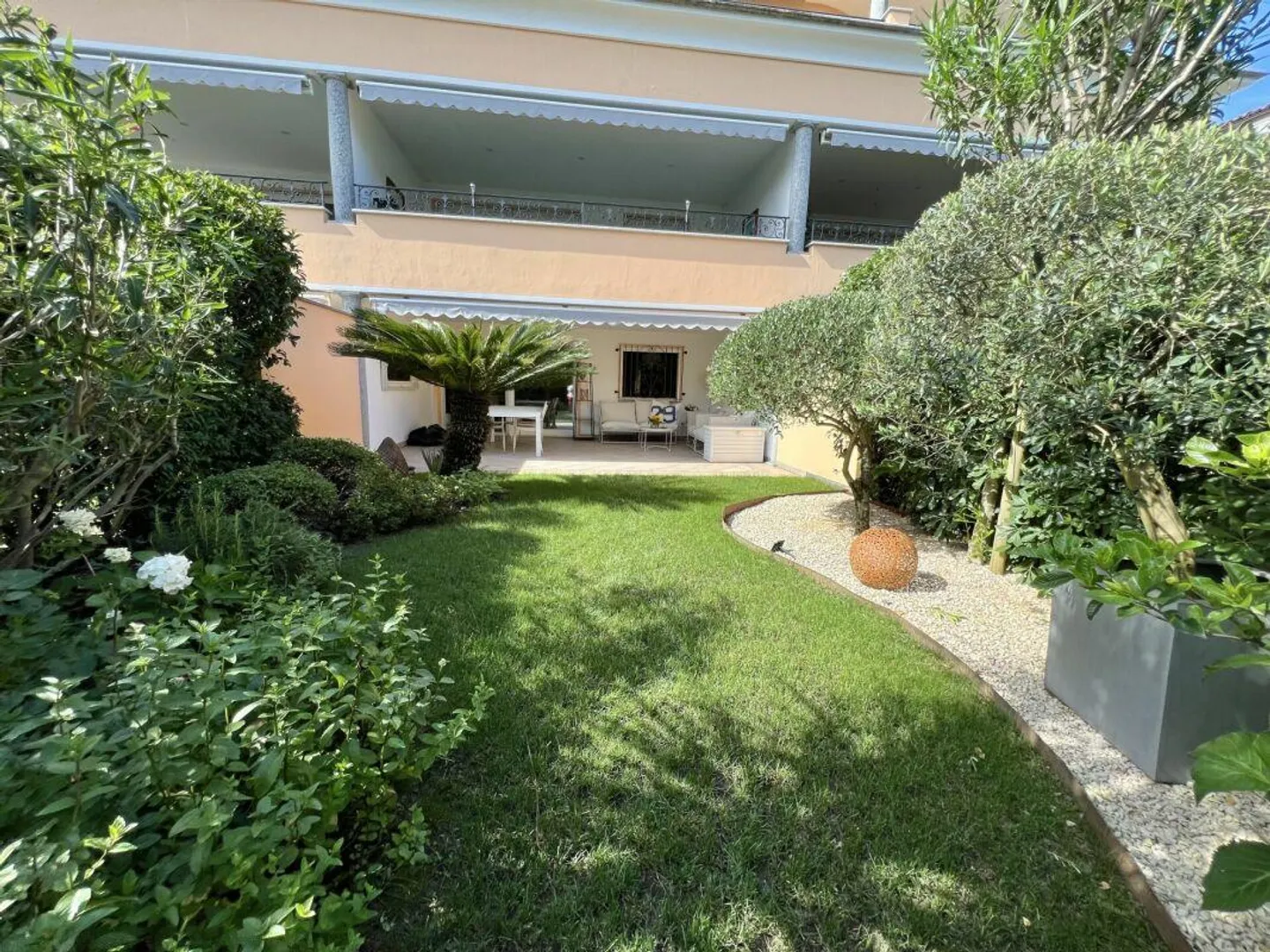 Elegant 2.5-room apartment with private garden in exclusive location - Photo 6 of 11