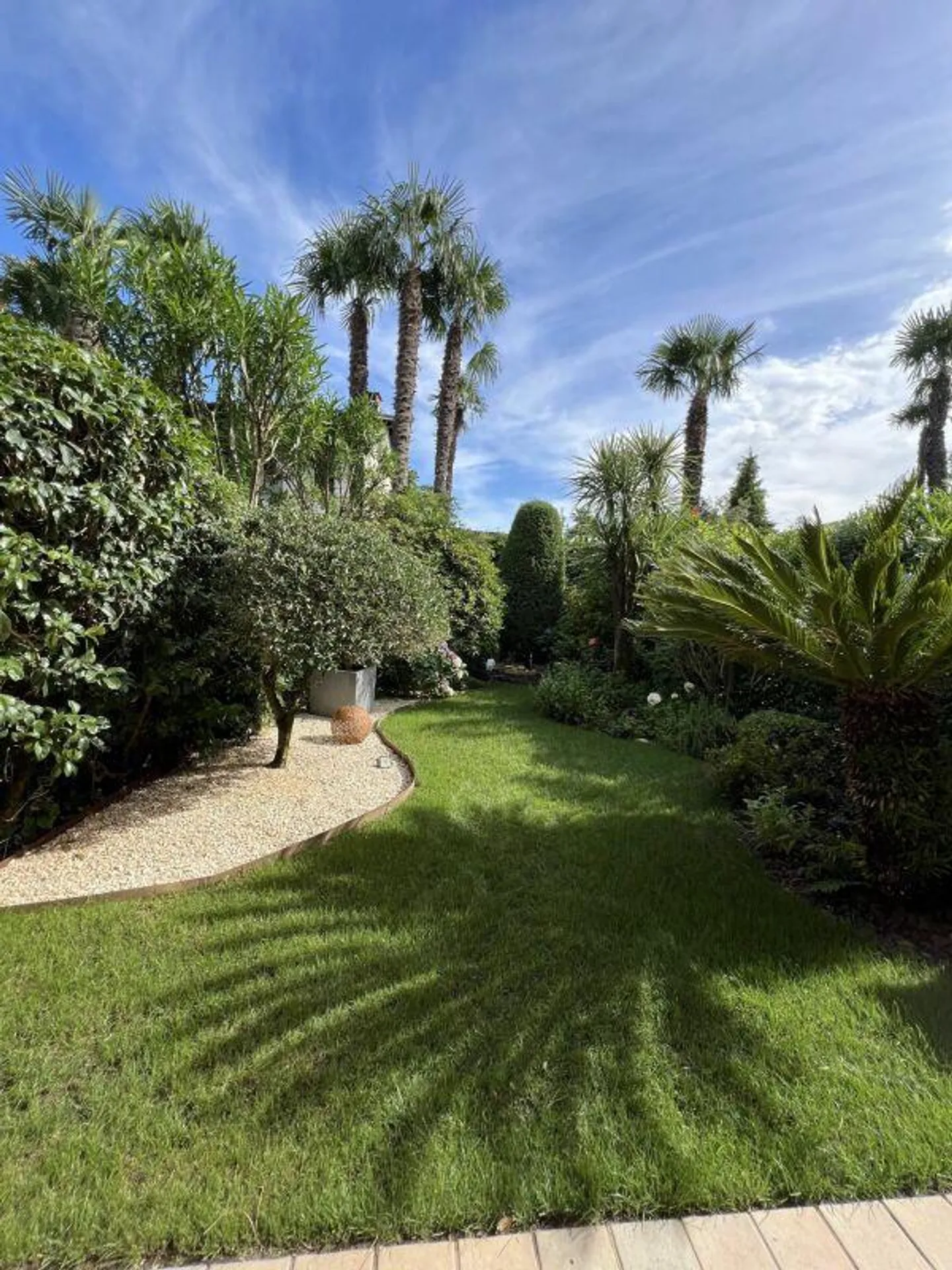 Elegant 2.5-room apartment with private garden in exclusive location - Photo 7 of 11