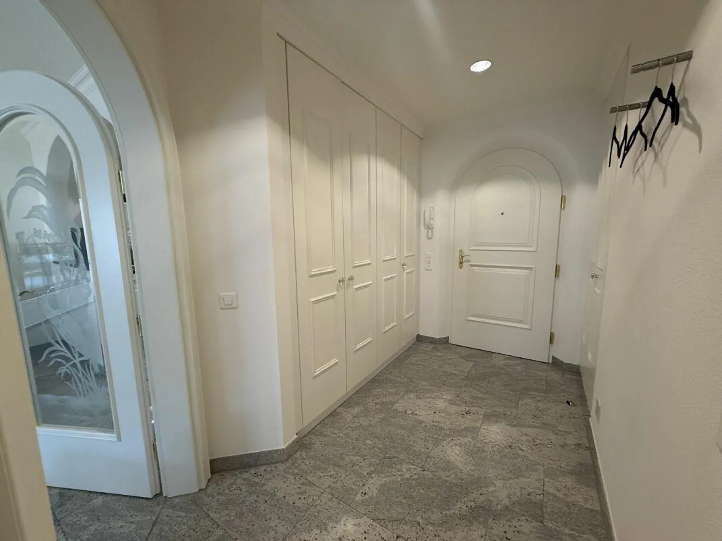 Elegant 2.5-room apartment with private garden in exclusive location - Photo 9 of 11