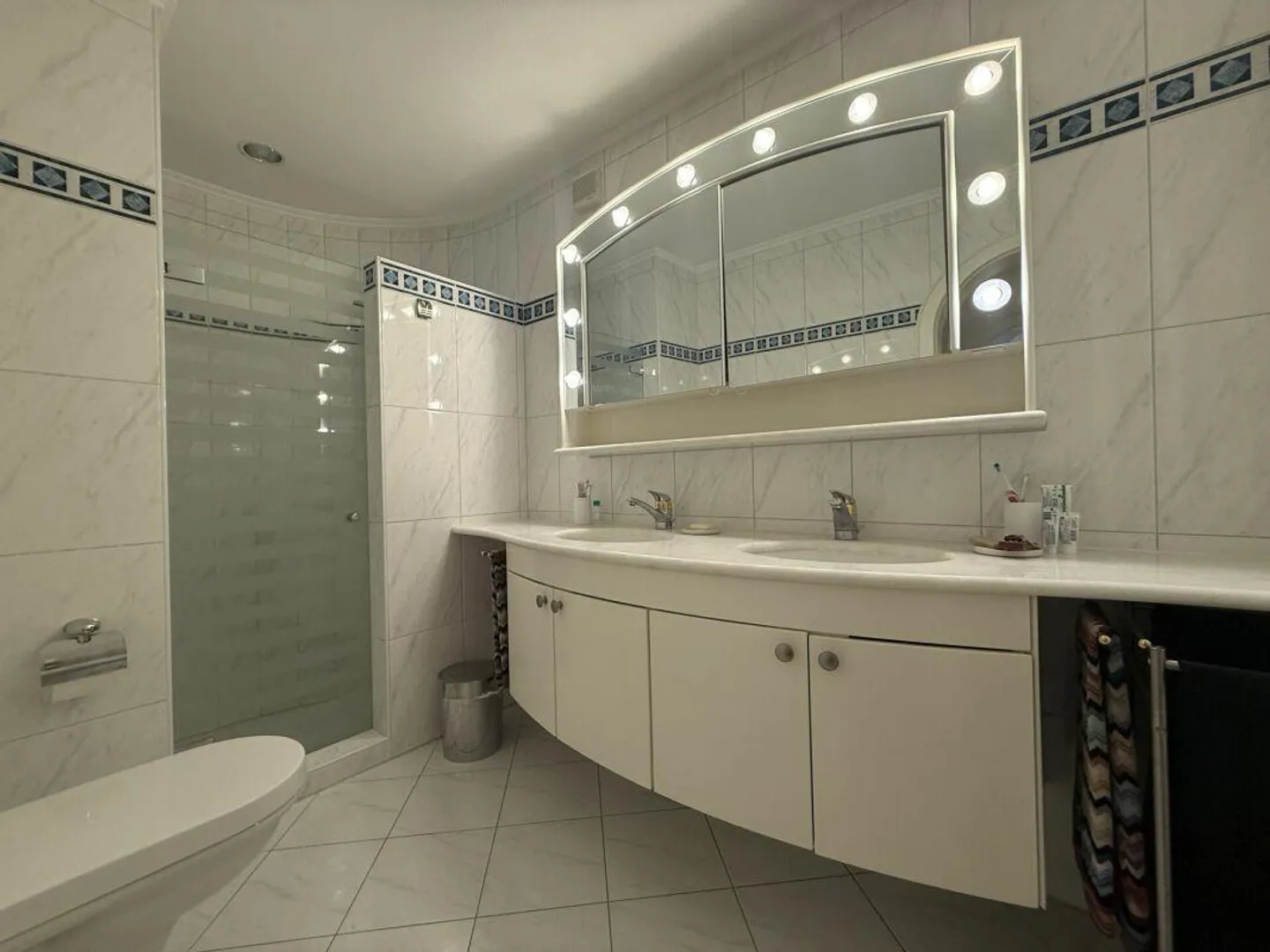 Elegant 2.5-room apartment with private garden in exclusive location - Photo 11 of 11