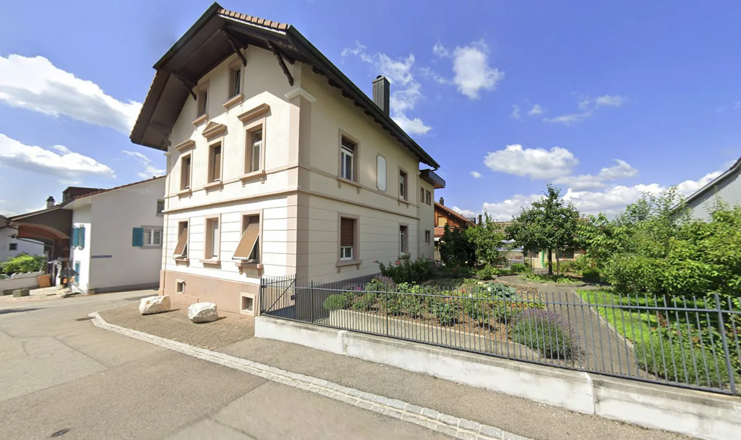 Charming 4.5-room apartment in a listed building in Büsserach - Photo 8 of 10