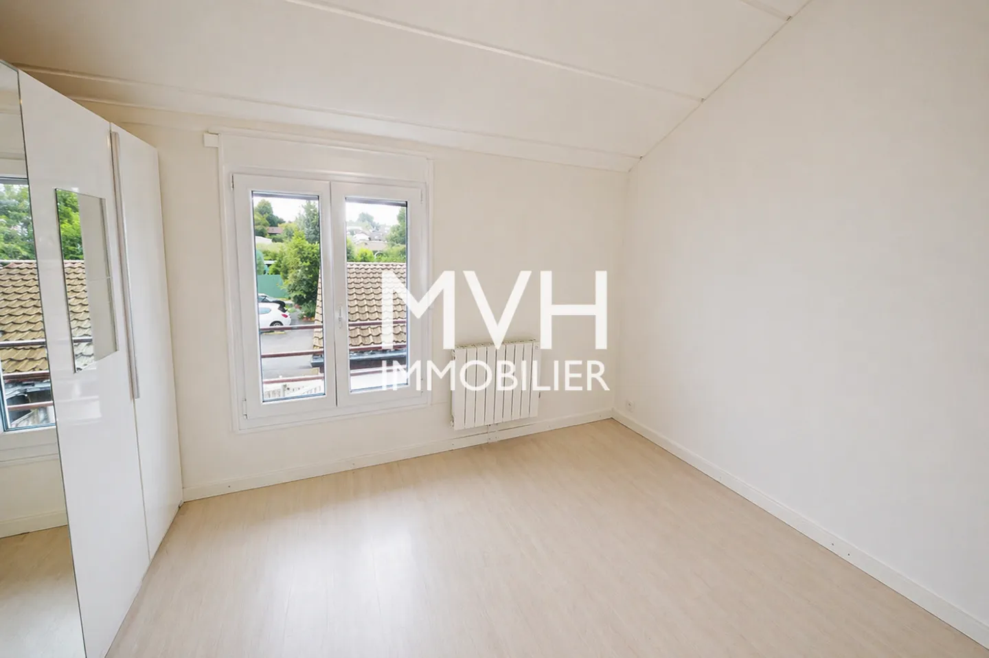 5-Room House - Photo 3 of 4