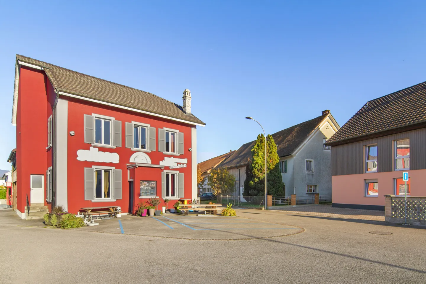 Magnifique bâtiment avec 2 appartements et un restaurant - Photo 8 sur 8