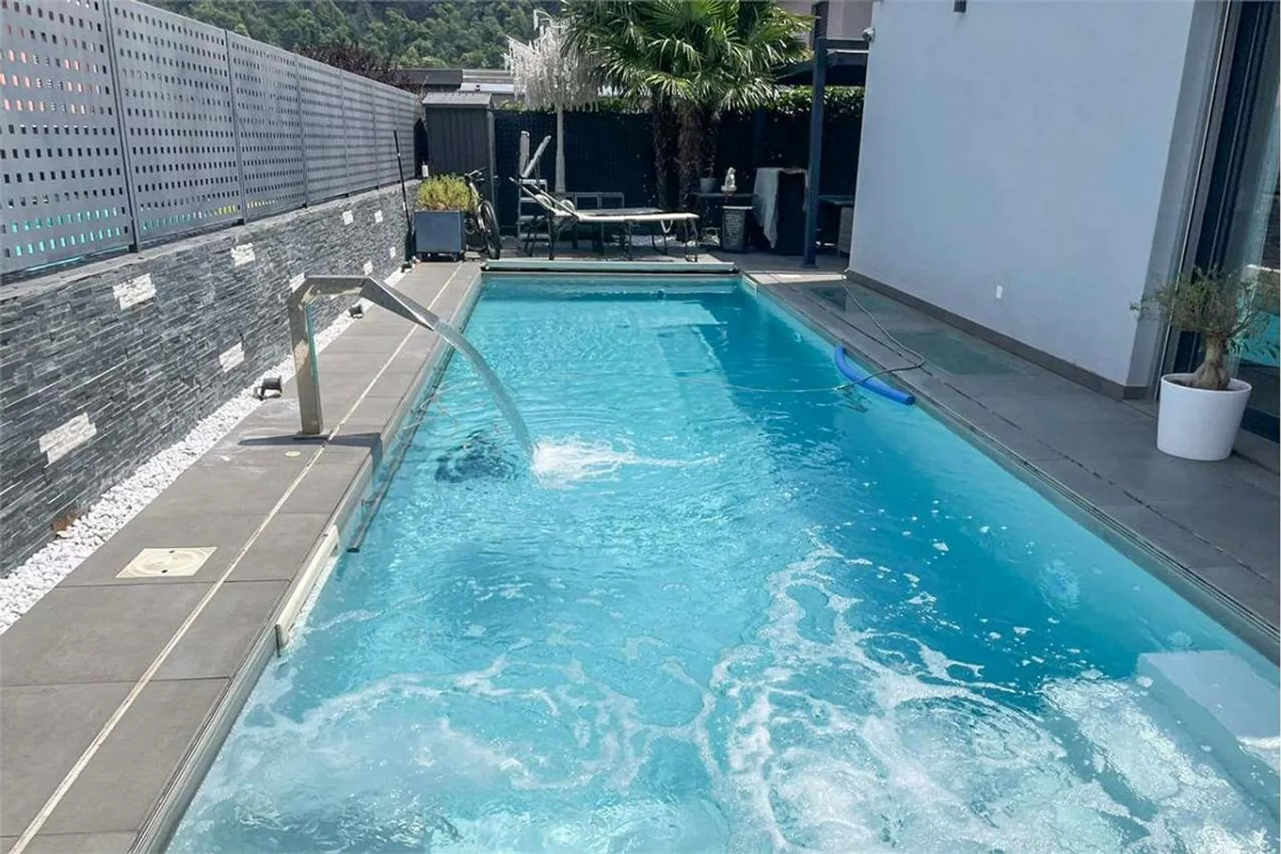 Villa moderna con piscina salata e dotazioni di alta qualità - Foto 7 di 9