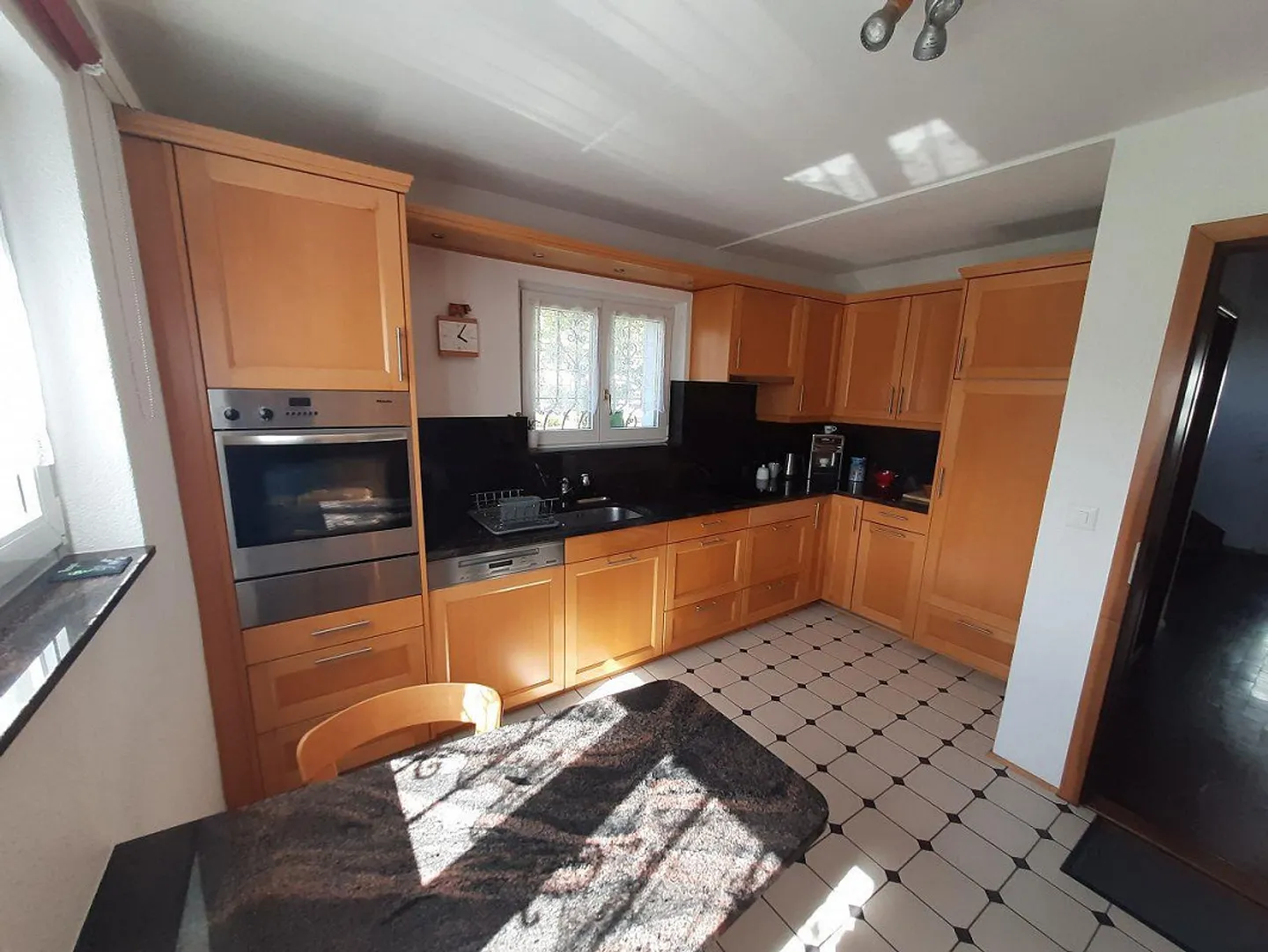 5 1/2 room single-family house with separate double garage - Photo 3 of 12