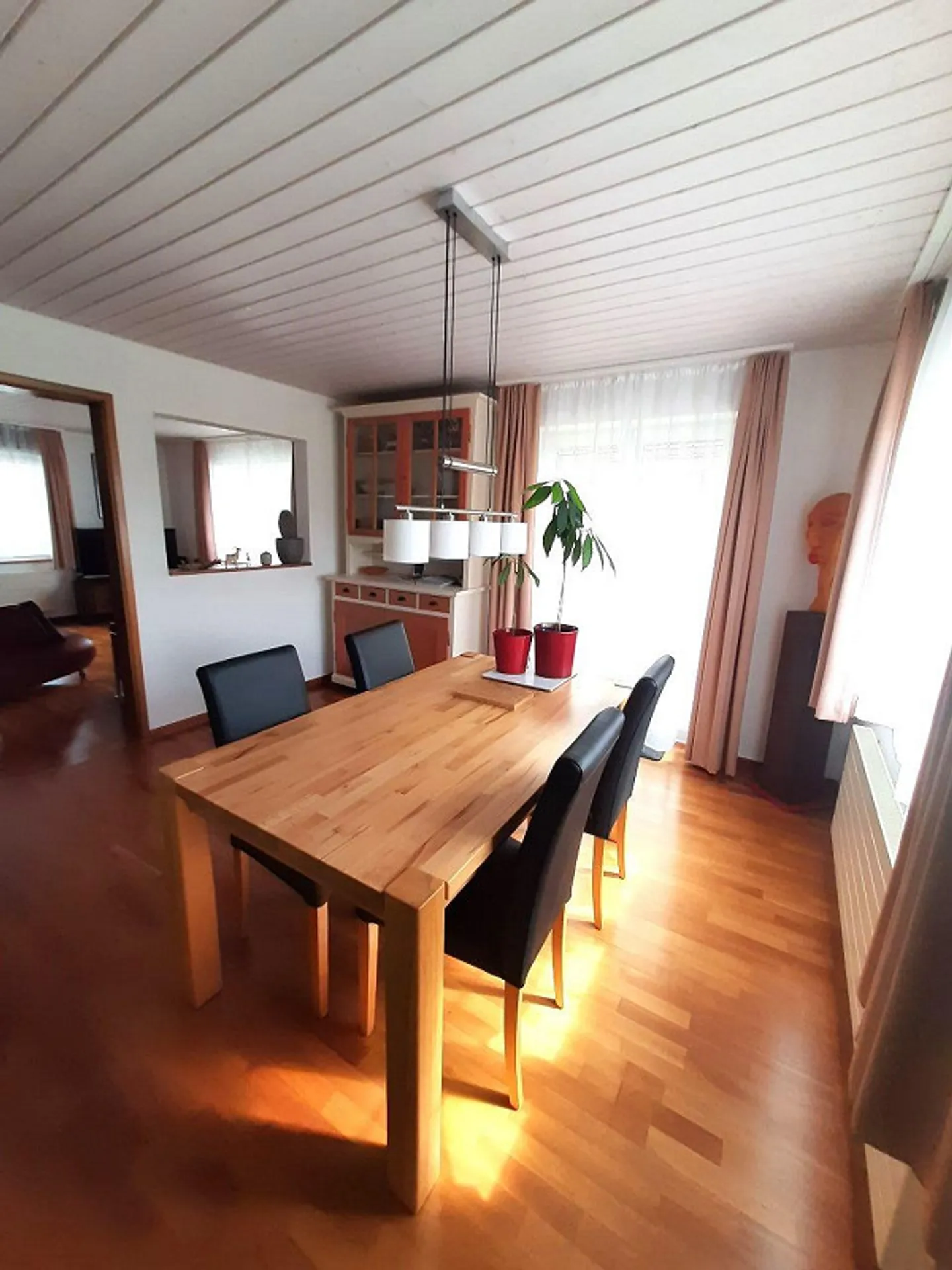 5 1/2 room single-family house with separate double garage - Photo 4 of 12