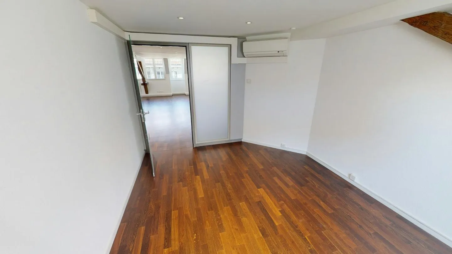 Espace de bureau moderne développé avec zone supplémentaire intégrée - Photo 2 sur 13