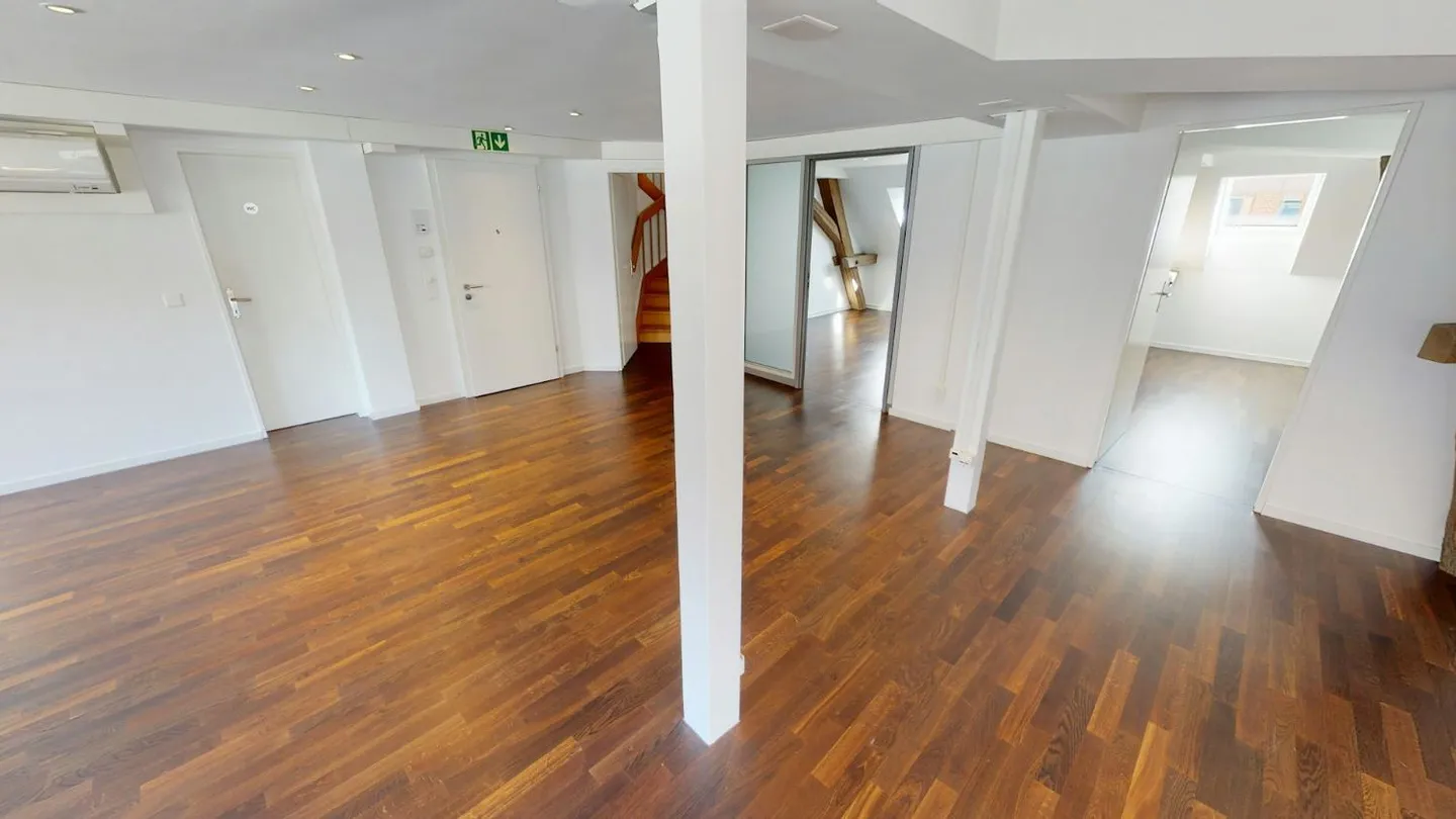 Espace de bureau moderne développé avec zone supplémentaire intégrée - Photo 3 sur 13