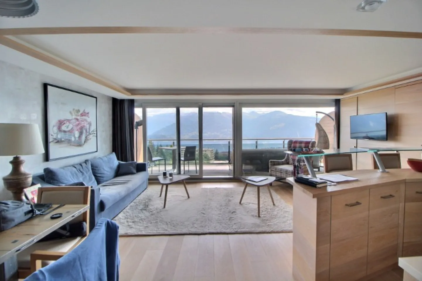 Exclusive 3.5-room apartment with panoramic views, hotel service, and immediate proximity to the ski slopes - Photo 1 of 7