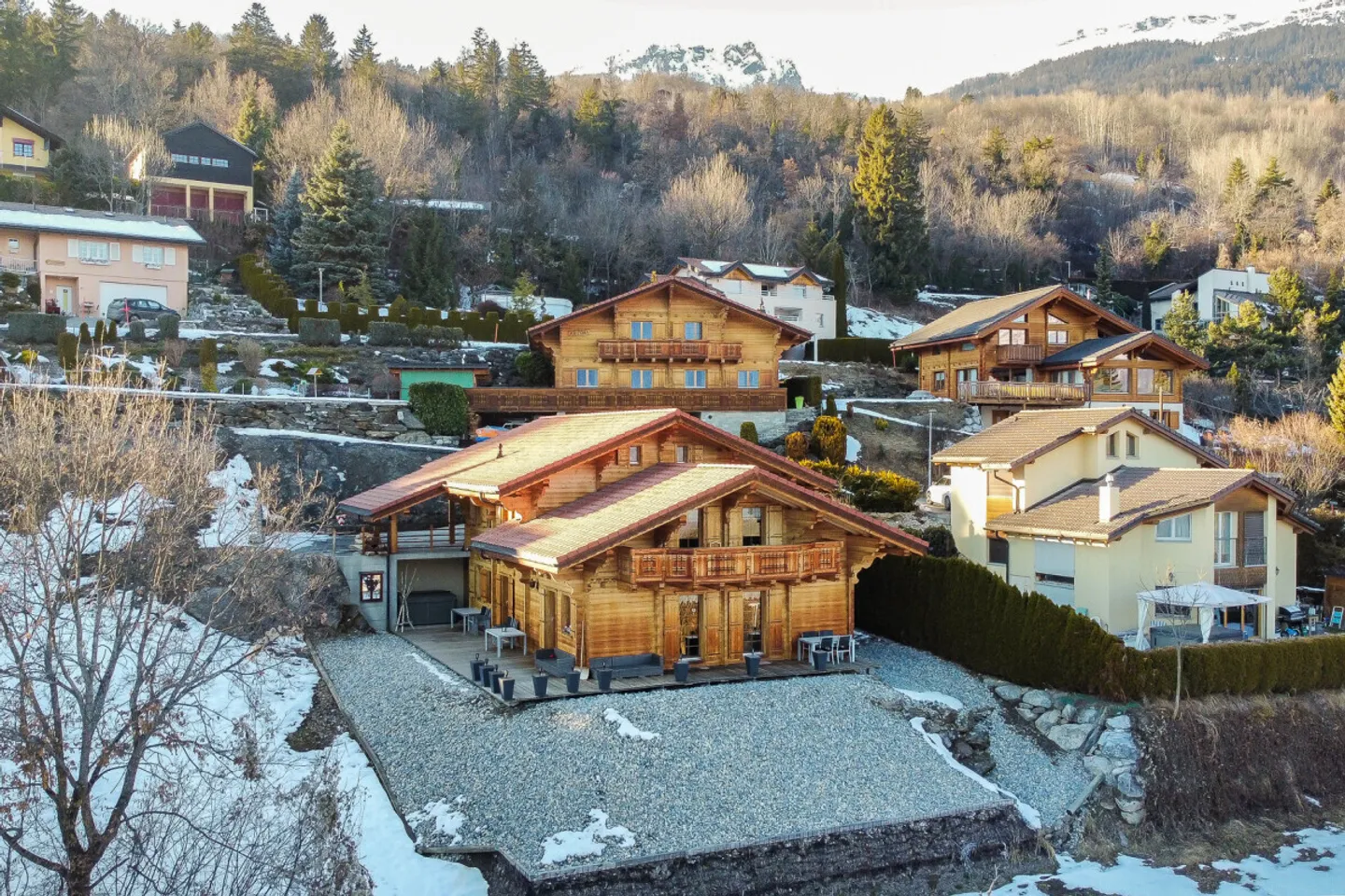 EXCLUSIVITE: Magnifique chalet de luxe proche de Crans-Montana - Photo 1 sur 13