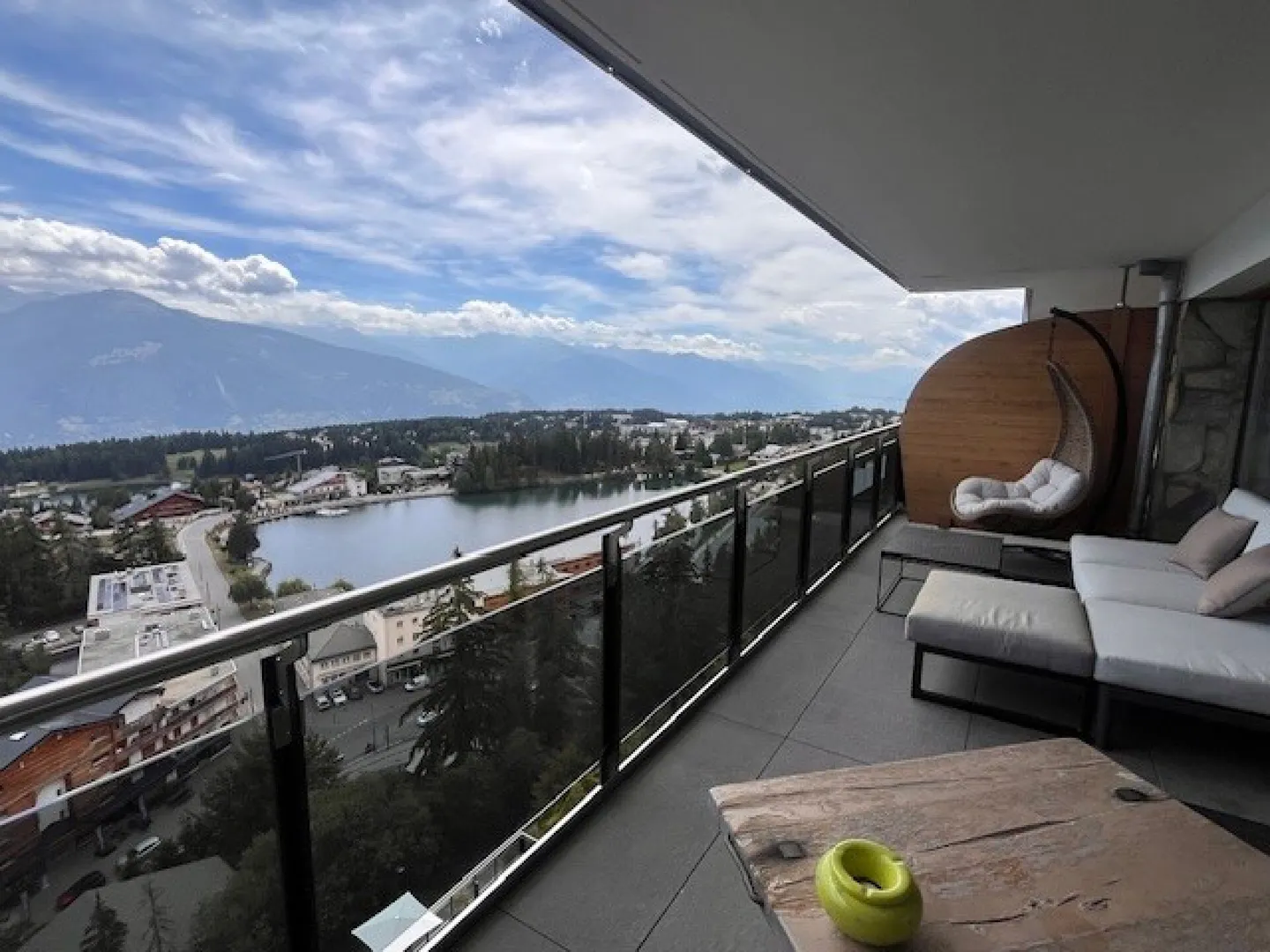 Exclusive 3.5-room apartment with panoramic views, hotel service, and immediate proximity to the ski slopes - Photo 2 of 7